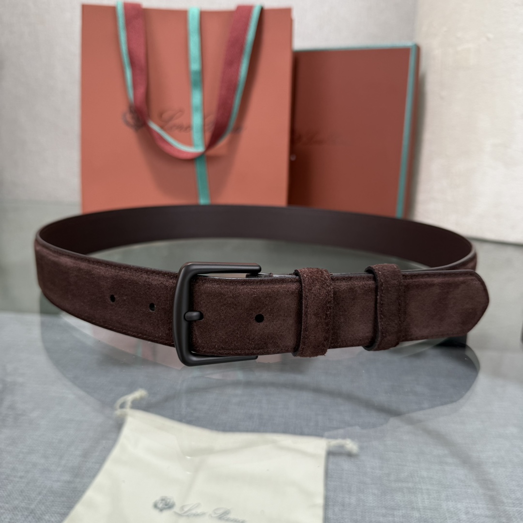 诺悠翩雅新款男士经典休闲皮带，采用柔软的Alsavel小牛皮制成，黄铜金属扣环制有品牌logo，简约百搭