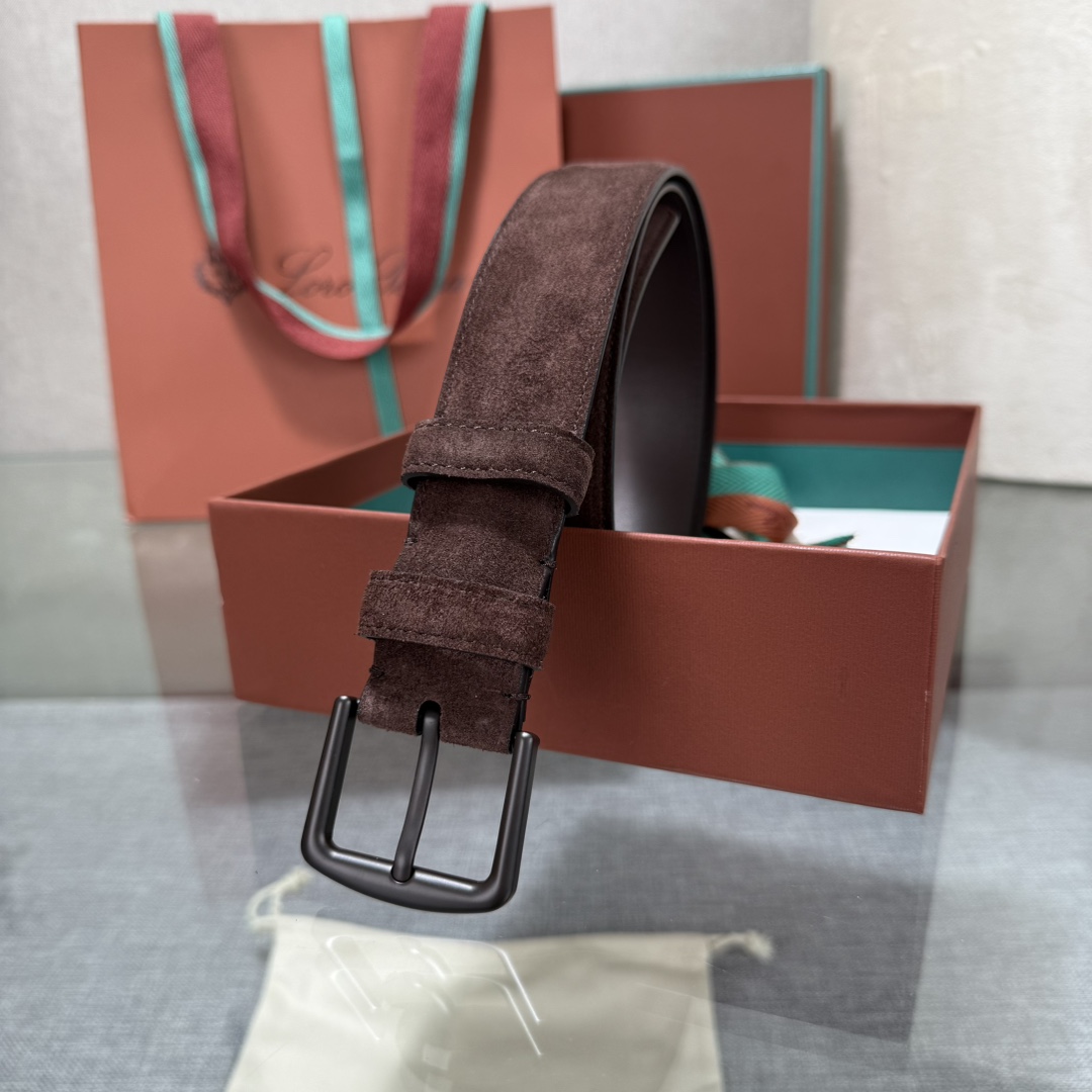 诺悠翩雅新款男士经典休闲皮带，采用柔软的Alsavel小牛皮制成，黄铜金属扣环制有品牌logo，简约百搭