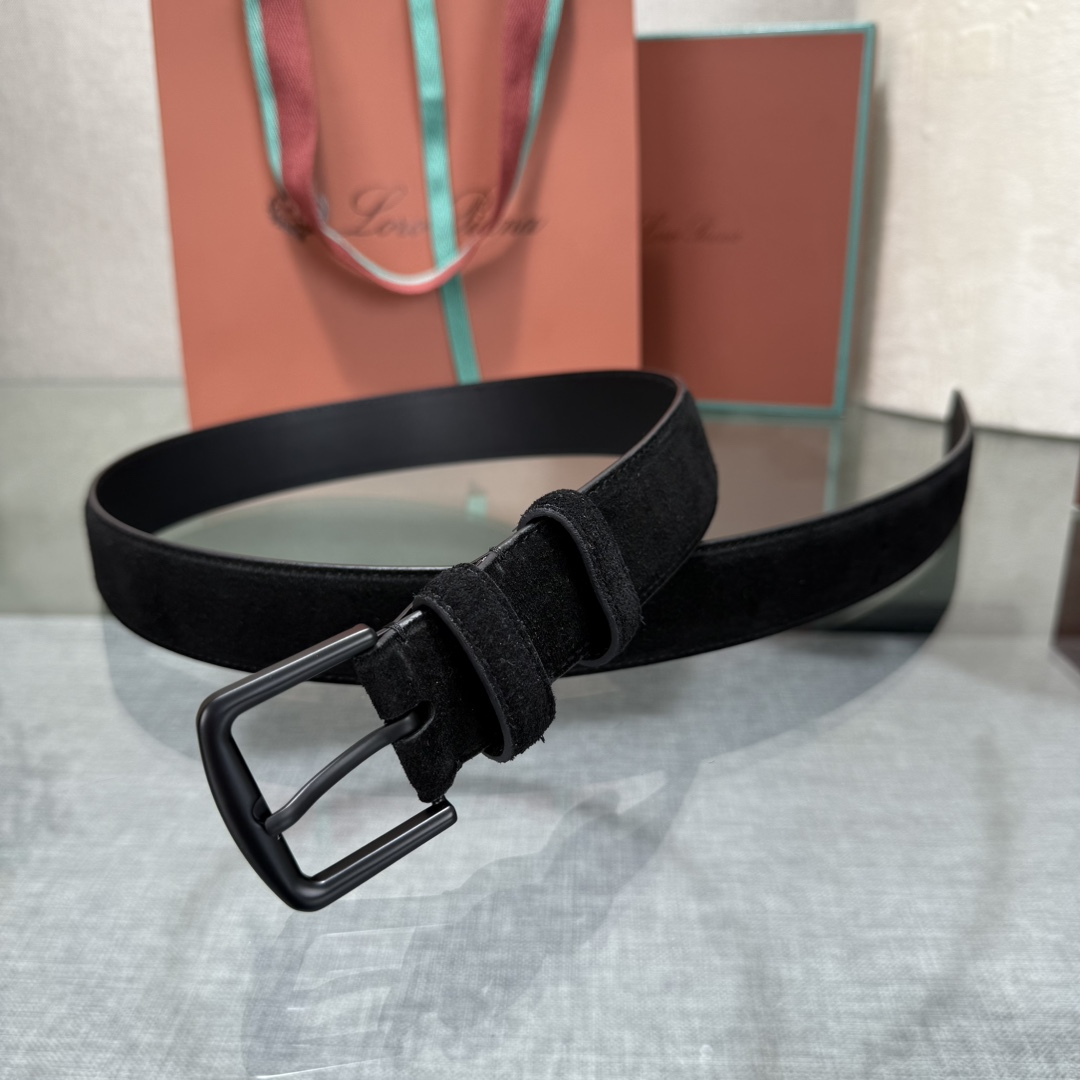 诺悠翩雅新款男士经典休闲皮带，采用柔软的Alsavel小牛皮制成，黄铜金属扣环制有品牌logo，简约百搭