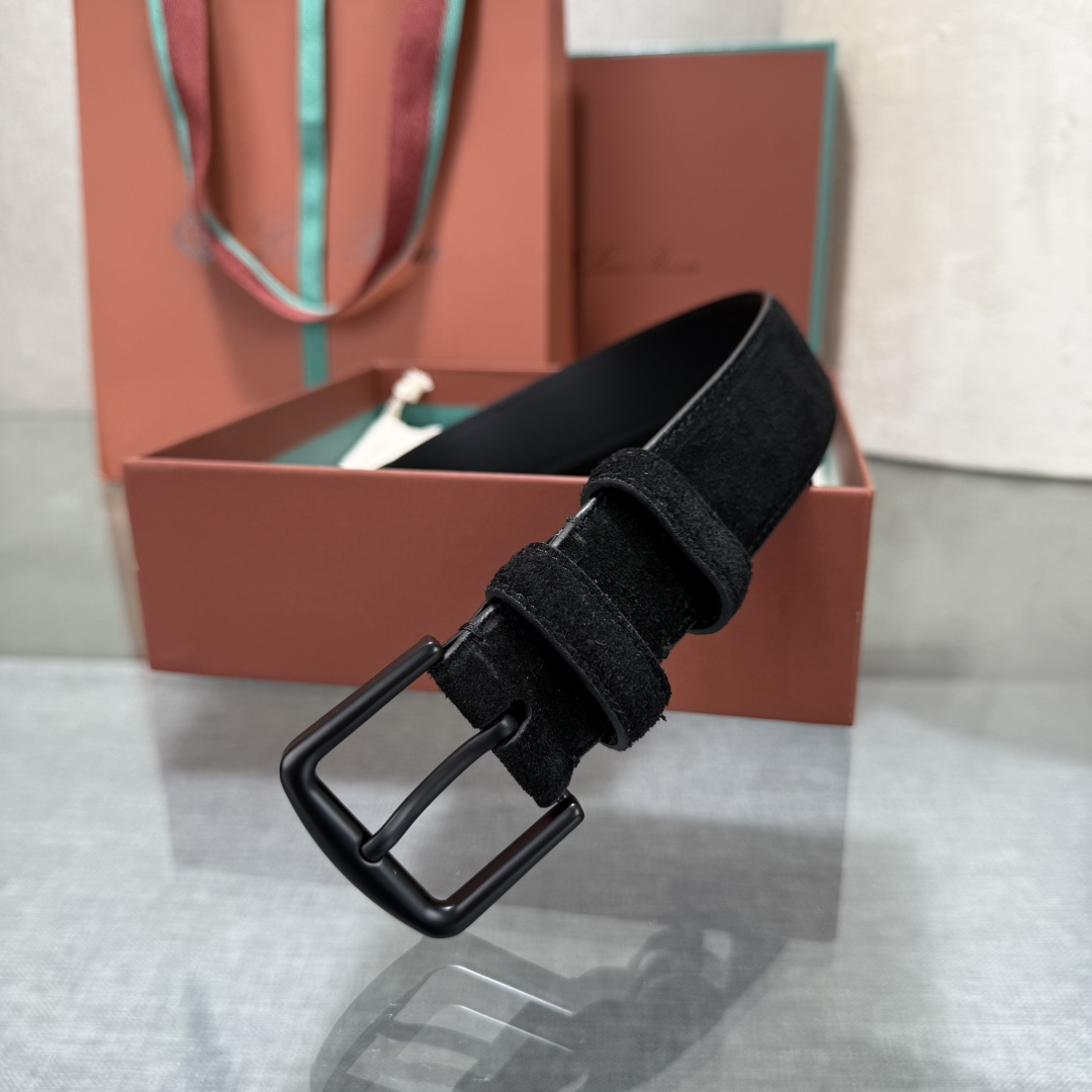 诺悠翩雅新款男士经典休闲皮带，采用柔软的Alsavel小牛皮制成，黄铜金属扣环制有品牌logo，简约百搭