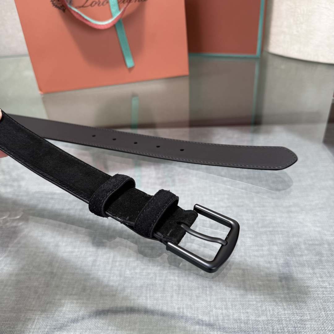 诺悠翩雅新款男士经典休闲皮带，采用柔软的Alsavel小牛皮制成，黄铜金属扣环制有品牌logo，简约百搭