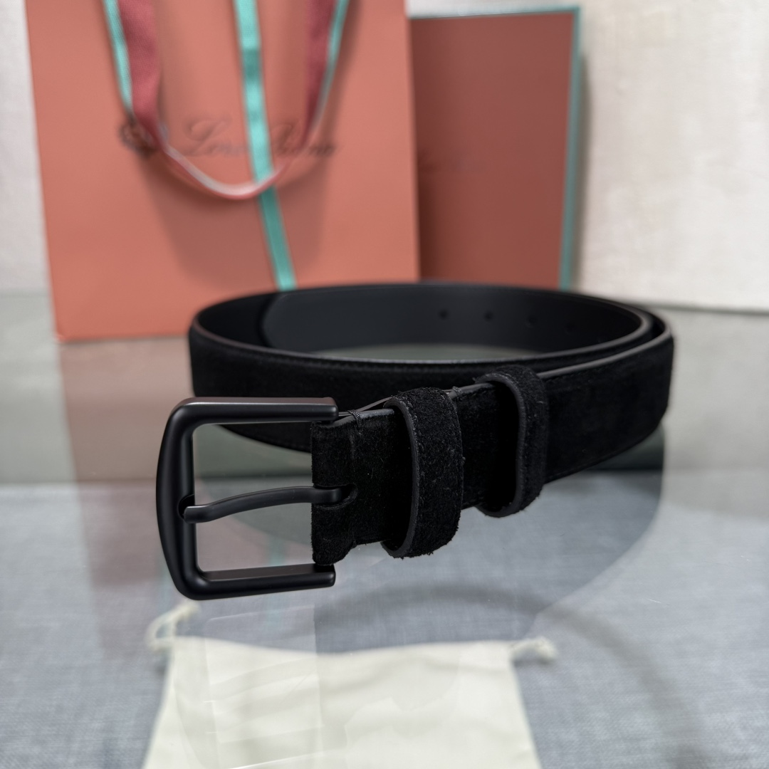 诺悠翩雅新款男士经典休闲皮带，采用柔软的Alsavel小牛皮制成，黄铜金属扣环制有品牌logo，简约百搭