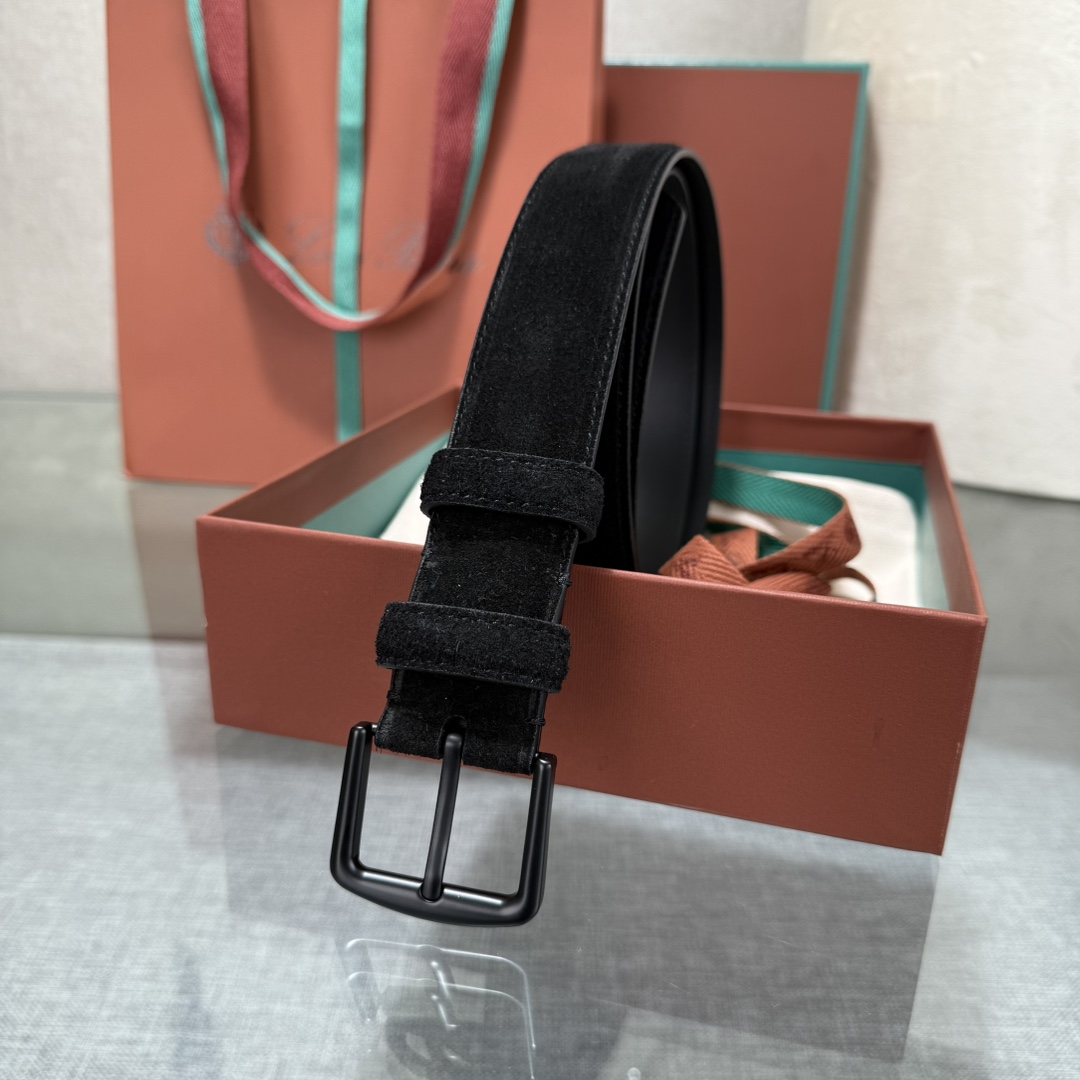 诺悠翩雅新款男士经典休闲皮带，采用柔软的Alsavel小牛皮制成，黄铜金属扣环制有品牌logo，简约百搭