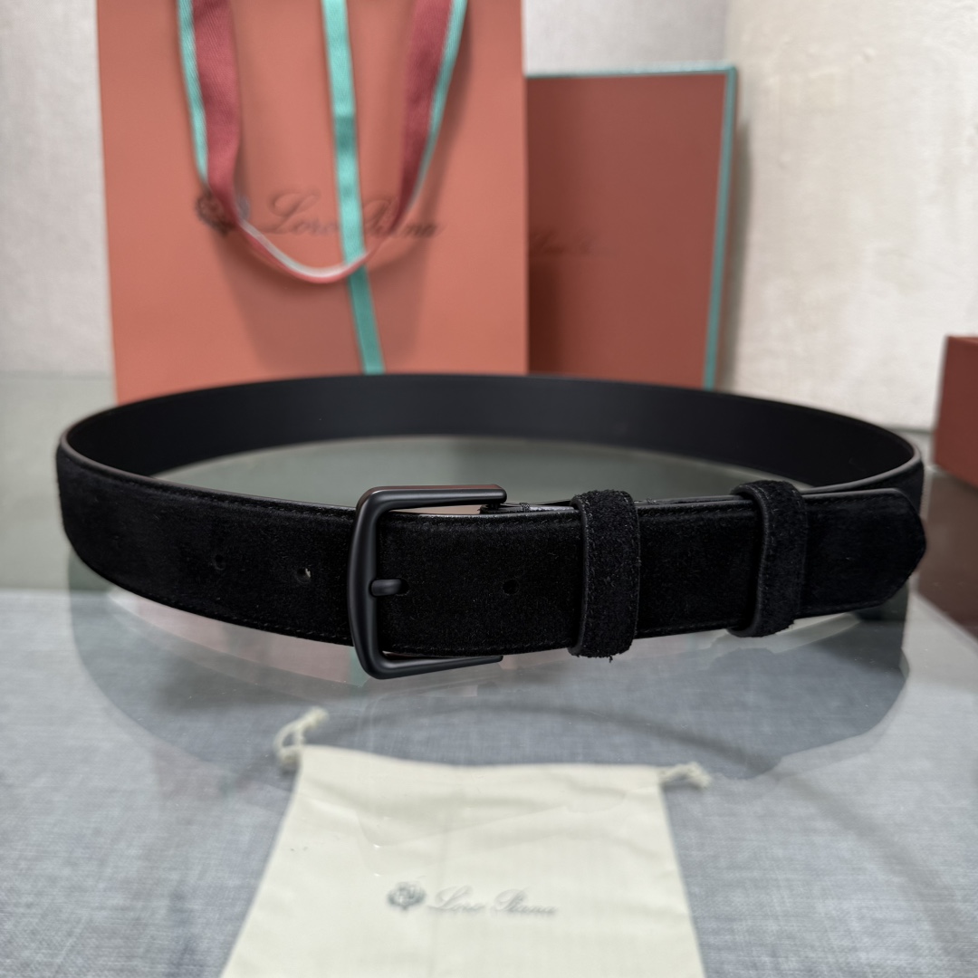 诺悠翩雅新款男士经典休闲皮带，采用柔软的Alsavel小牛皮制成，黄铜金属扣环制有品牌logo，简约百搭