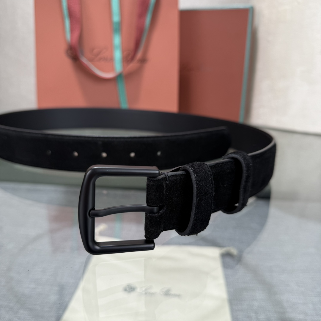 诺悠翩雅新款男士经典休闲皮带，采用柔软的Alsavel小牛皮制成，黄铜金属扣环制有品牌logo，简约百搭