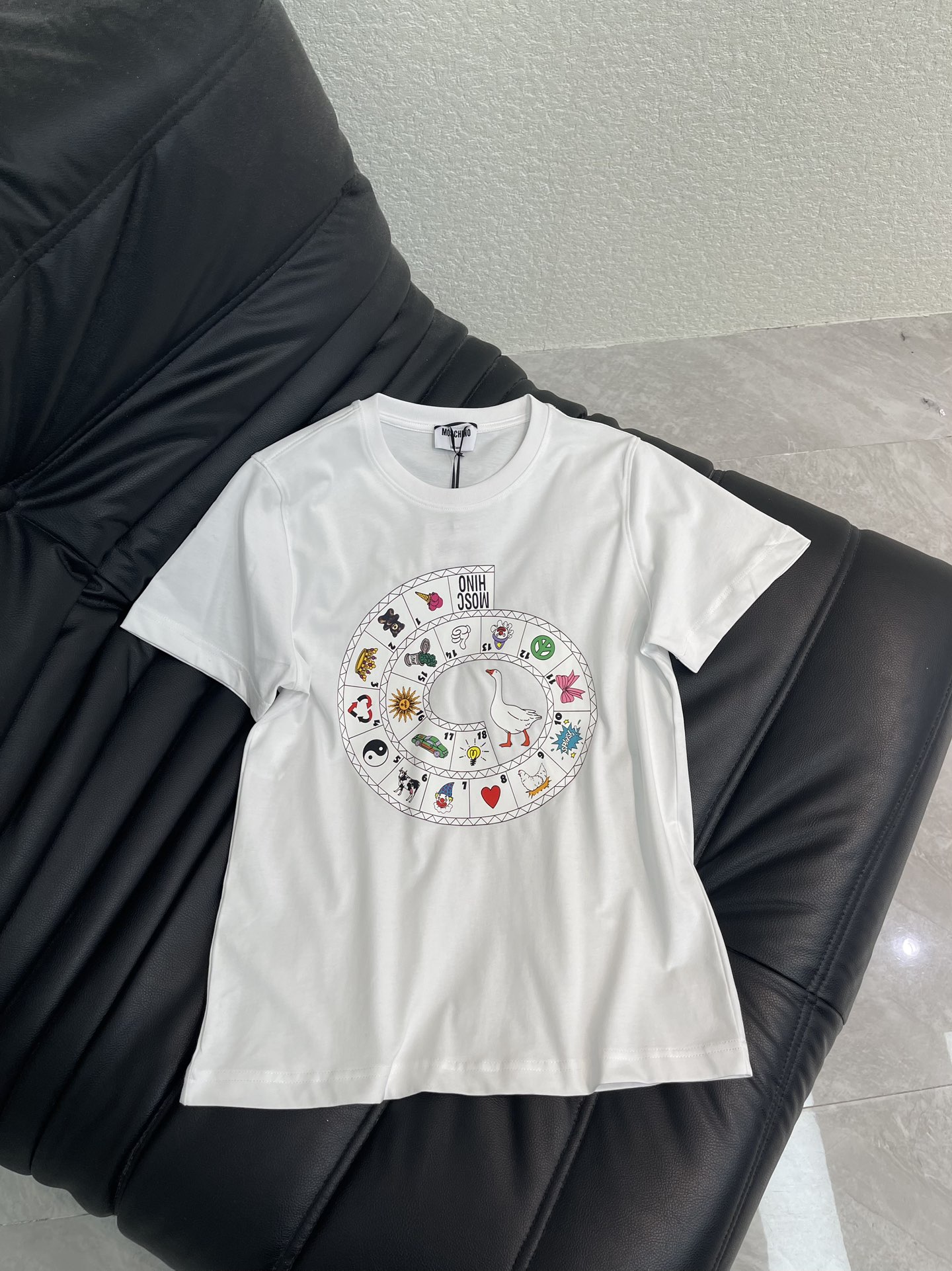 NO:687242,Moschin*26 new spring and summer round neck printed threaded short-sleeved T-shirt. Customized YB mercerized cotton material, breathable and comfortable, full of texture, regular short-sleeved shirt cut, using printing technology to outline spiral frame cartoon-style animals and other various element decorations, letter logo integrated to lay the foundation, color collision style playful and age-reducing, bright and fashionable early spring single product. SML,, T-shirt, tees, t-shirt,19860909Moschin*26春夏新款圆领印花螺纹短袖T恤.定制YB丝光全棉材质,透气舒适,质感十足,常规短袖恤剪裁,利用印花工艺处理,勾勒出螺旋状外框卡通风格的动物等各类元素装饰,字母徽标融入,奠定基础,彩色碰撞画风俏皮减龄,亮眼时髦的早春单品.SML,,T-shirt,tees，t-shirt,,Women's clothing