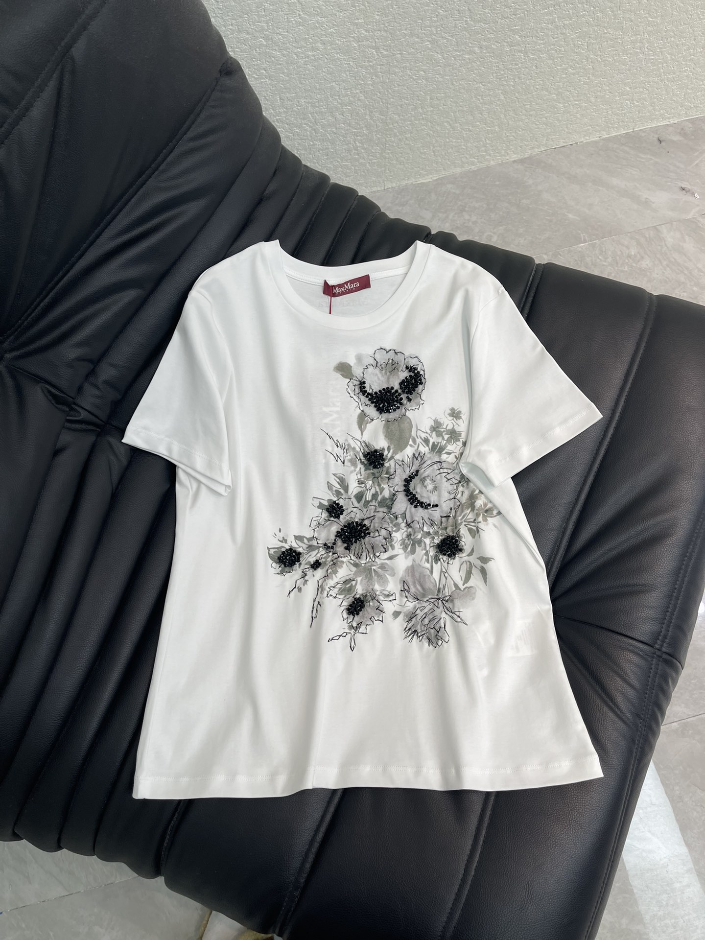 NO:687268,Maxmar*26 new spring and summer new Chinese style bead printing round neck short-sleeved T-shirt. Customized YB native cotton material, breathable and comfortable, full of texture, regular short-sleeved T-shirt cut, elegant white T-shirt with ink flower clusters, Chinese ink artistic conception  The soft and waxy cotton fabric is skin-friendly and versatile. It is simple and has a high-end artistic sense. It can also be worn in daily wear to create a unique temperament and beauty, creating a high-end new Chinese fashion style. SML,, T-shirt, tees, t-shirt,19860909Maxmar*26春夏新款新中式钉珠印花圆领短袖T恤.定制YB原生全棉材质,透气舒适,质感十足,常规短袖T恤裁剪,素雅的白T上晕染着墨色花簇,中式水墨意境拉满,软糯的棉质面料亲肤又百搭,简约中透着高级的艺术感,日常穿也能穿出独特的气质美,打造高级新中式时尚风格.SML,,T-shirt,tees，t-shirt,,Women's clothing