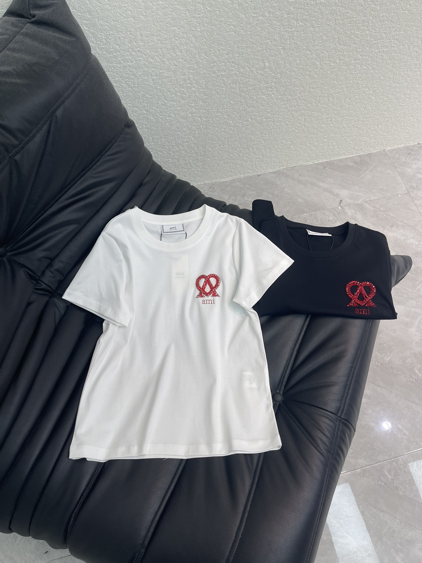 NO:687266,Ami*26 new spring and summer beaded letter logo short-sleeved T-shirt. Customized YB mercerized cotton material, breathable and comfortable, full of texture, regular short-sleeved T-shirt cut on the shoulder, love Ami* red label contrasting color is super eye-catching, classic color matching of red, white and black and red, simple embroidered beaded letter hiding  With the neat tone of luxury brands, basic T-shirts can also be worn with a high-end feel. They are versatile tools in the wardrobe when worn alone or layered. They blend casualness and sophistication into daily wear, highlighting the brand style and high-end fashion. SML,, T-shirt, tees, t-shirt,19860909Ami*26春夏新款钉珠字母徽标短袖T恤.定制YB丝光全棉材质,透气舒适,质感十足,正肩常规短袖T恤裁剪,爱心Ami*红标撞色超吸睛,红白与黑红的经典配色,简约的刺绣珠片字母藏着奢牌的利落腔调,基础款T恤也能穿出高级感,单穿叠穿都是衣柜里的百搭利器,把随性与精致揉进日常穿搭里,凸显品牌格调,高级时髦.SML,,T-shirt,tees，t-shirt,,Women's clothing