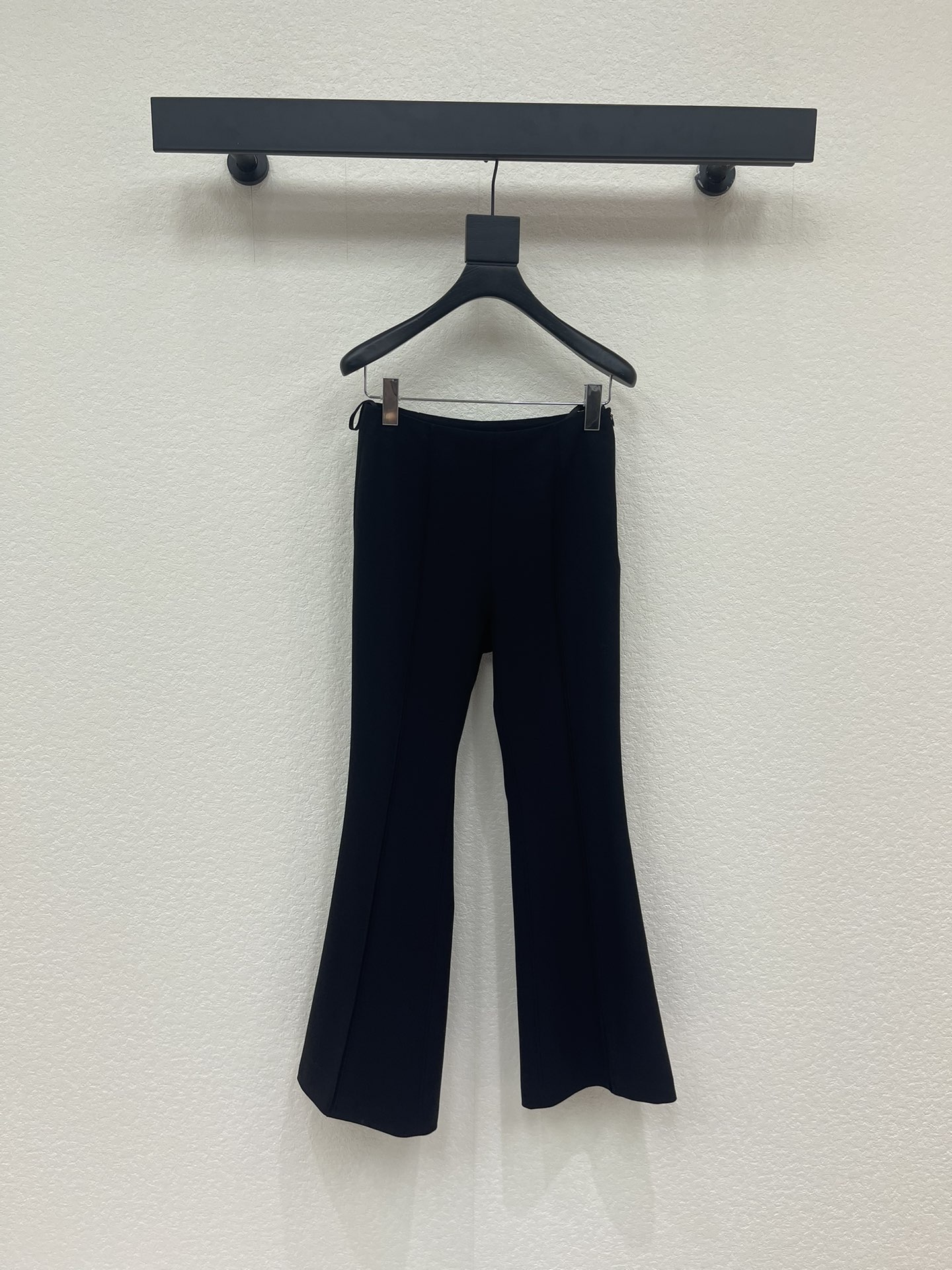 NO:708513,SP*26 early spring new product classic double-breasted design lapel blazer and bootcut trousers suit. The collision of cool British style and feminine softness is stunning. Slim-fitting suit jacket paired with bootcut trousers to extend the vertical proportion and highlight the minimalist and atmospheric workplace style. Cinch the waist and match it with a belt to instantly raise the waistline. Neat tailoring outlines the body shape to show cool charm. SML,,jackets & coats,business suit,19860909SP*26早春新品经典双排扣设计翻领西装外套微喇长裤套装 飒爽英伦风与女性柔美碰撞一整个惊艳住 修身西装外套搭配微喇西裤 延长纵向比例 凸显极简大气的职场风范 收腰搭配腰带 瞬间拉高腰线 利落剪裁勾勒身形尽显酷飒魅力 SML,,jackets & coats,business suit,,Women's clothing