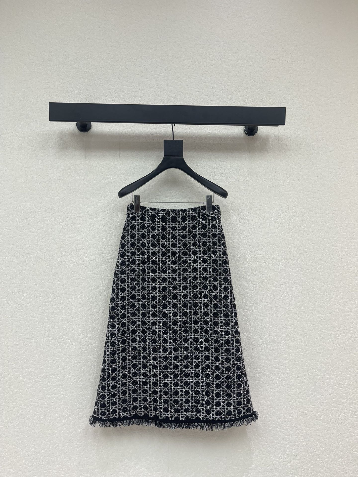 NO:715316,Dio*26 new early spring product Miss D cannage plaid classic long skirt, a must-have item for white and rich beauty, original custom hand-plucked fringe edge technology + development of custom three-dimensional woven tweed fabric, age-reducing temperament, classic high-waisted A-line version, the upper body is slim and tall, versatile and not picky, high-end black and white tones, French elegance, SML,, dior, skirts,19860909Dio*26早春新品Miss D戴妃藤格纹经典长半裙 白富美必入单品 原版定制手工拔毛流苏边工艺+开发定制立体编织粗花呢面料 减龄气质经典高腰A字版型上身显瘦又高挑 百搭不挑人高级黑白调法式优雅气质 SML,,dior,skirts,,Women's clothing