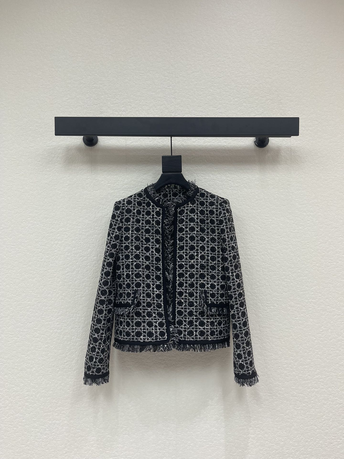 NO:715314,Dio*26 new early spring product Miss D Princess Diana's cannage pattern round collar fur fringe small coat. Original custom hand-plucked fringe edge technology + developed custom three-dimensional woven tweed fabric. Three-dimensional and wide. Age-reducing temperament. Classic H-shaped upper body makes the body slim and tall. Versatile and not picky. High-end black and white tones, French elegance. SML,, dior, jackets & coats,19860909Dio*26早春新品Miss D戴妃藤格纹圆领毛须边小外套 原版定制手工拔毛流苏边工艺+开发定制立体编织粗花呢面料立体挺阔 减龄气质经典H版型上身显瘦又高挑 百搭不挑人高级黑白调法式优雅气质 SML,,dior,jackets & coats,,Women's clothing