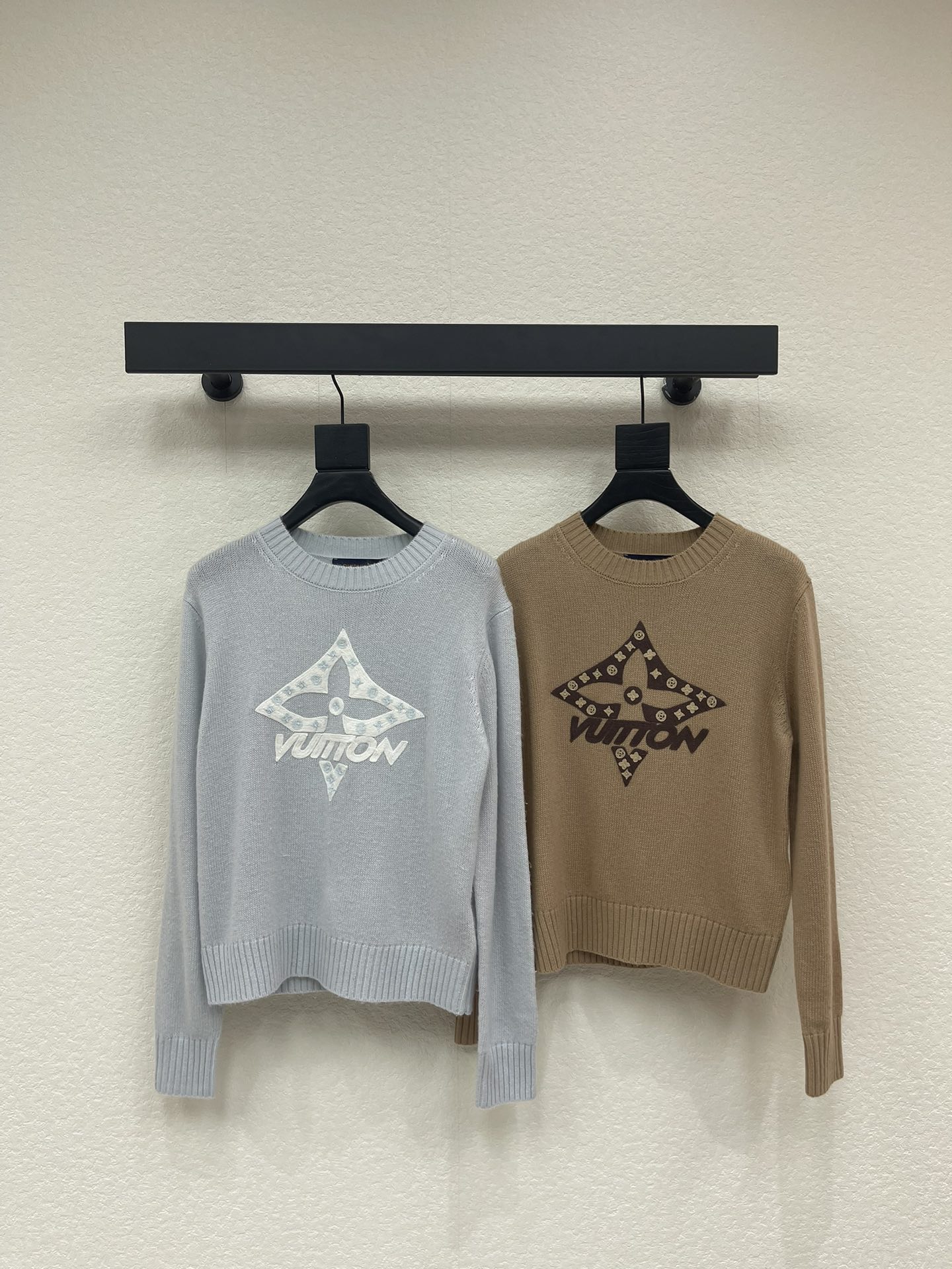 NO:687629,LOUIS VUI*TON 26 new early spring round neck knitted long-sleeved sweater!  Weaved with custom wool blended yarn material, soft and comfortable, round neck long-sleeved sweater cut, embroidered letter logo and micro-mark pattern on the chest, ribbed neckline and hem cuffs echoing design, simple, advanced and fashionable!  SML A,,louis vuitton,sweaters,19860909LOUIS VUI*TON 26早春新款圆领针织长袖毛衣！定制羊毛混纺纱线材质织造 柔软舒适 圆领长袖毛衣剪裁 胸前刺绣字母logo微标图案 螺纹领口与下摆袖口相呼应设计 简单高级时髦！SML A,,louis vuitton,sweaters,,Women's clothing