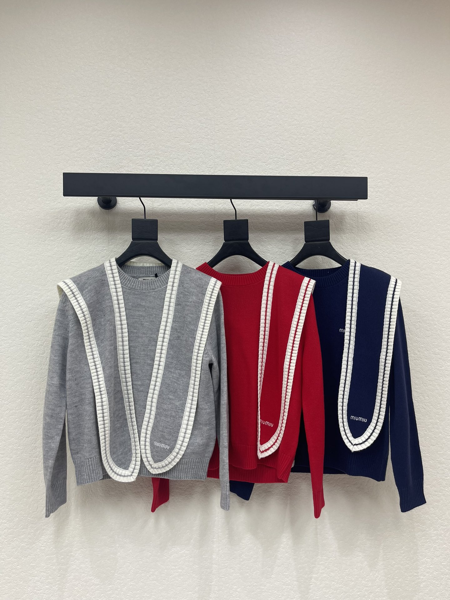 NO:687251,MiuMi*26 new early spring new style two-piece shawl knitted pullover long-sleeved sweater!  Customized wool yarn weaving, soft and skin-friendly, full of texture, round neck knitted long-sleeved cut, fashionable and casual, letter logo decoration on the chest highlights the brand style, threaded edge details add a vibrant atmosphere, essential for autumn and winter wear, college style dressing guide, relaxed and fashionable!  SML,,miumiu,sweaters,shawls,19860909MiuMi*26早春新款真两件披肩针织套头长袖毛衣！定制羊毛纱线织造 柔软亲肤 质感十足 圆领针织长袖裁剪 时髦休闲 胸前字母徽标装饰彰显品牌格调 螺纹包边细节 增添活力气息 秋冬穿搭必不可少 学院风穿搭指南 松弛时髦！SML,,miumiu,sweaters,shawls,,Women's clothing