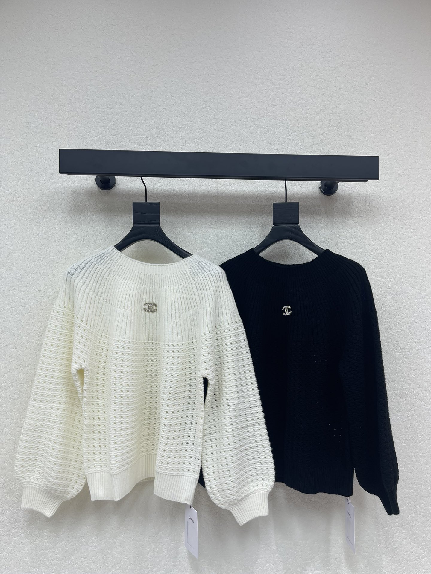 NO:687249,CHANE*26 early spring new solid color round neck long-sleeved knitted sweater!  Customized wool yarn weaving, comfortable texture, stylish to wear, round neck long-sleeved sweater version, relaxed texture yet fashionable, all-over elastic thread binding, vertically distributed crochet texture, double C letter hardware decoration on the chest, showing the brand charm, versatile black, simple and advanced wear!  SML,,chanel,sweaters,19860909CHANE*26早春新款素色圆领长袖针织毛衣！定制羊毛纱线织造,质感舒适,穿搭有型,圆领长袖毛衣版型,肌理松弛不失时尚感,通体弹力螺纹包边,竖状分布钩织纹理,胸前双C字母五金装饰,展现品牌魅力,百搭黑色,穿搭简约高级！SML,,chanel,sweaters,,Women's clothing