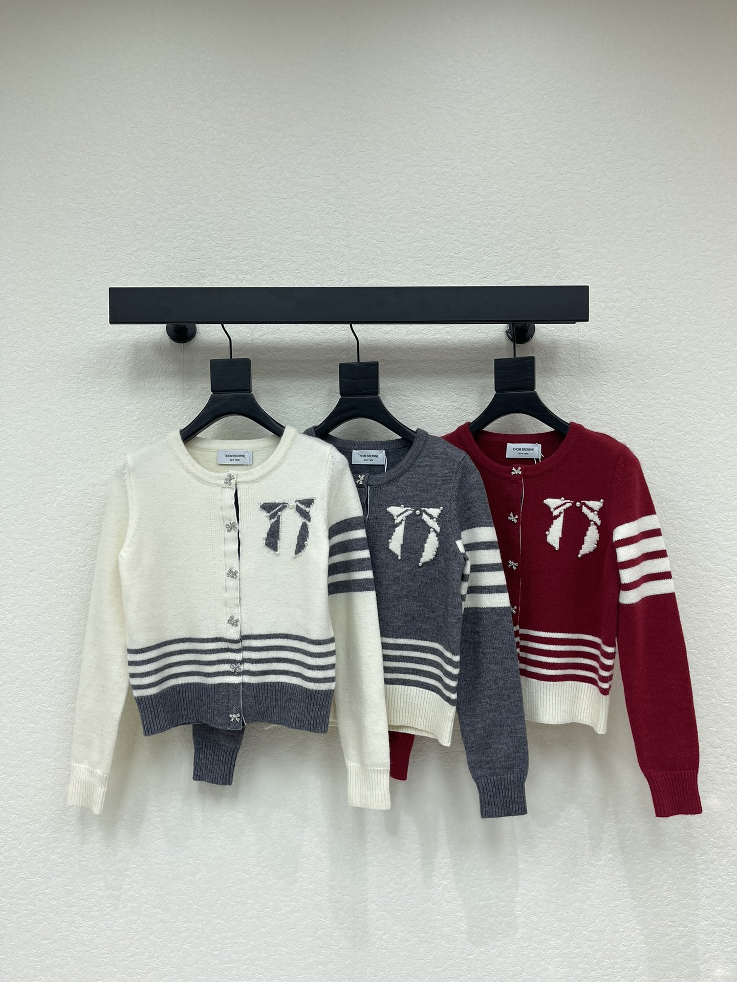 NO:687264,Thom Brown* 26 early spring new TB round neck beaded bow knitted cardigan!  Weaved with custom wool blended yarn material, textured and shiny, delicate, soft and comfortable, round neck knitted cardigan cut, contrasting color stripes all over the body, customized diamond bow button decoration, high-end fashion, highlighting the brand tone, reducing age and youthfulness on the upper body, suitable for daily commuting!  SML,,19860909Thom Brown* 26早春新款TB圆领钉珠蝴蝶结针织开衫！定制羊毛混纺纱线材质织造 质感光泽 细腻柔软舒适 圆领针织开衫剪裁 通体撞色条纹相呼应 定制镶钻蝴蝶结纽扣装饰 高级时髦 彰显品牌调性 上身减龄青春 日常通勤适配单品！SML,,,Women's clothing