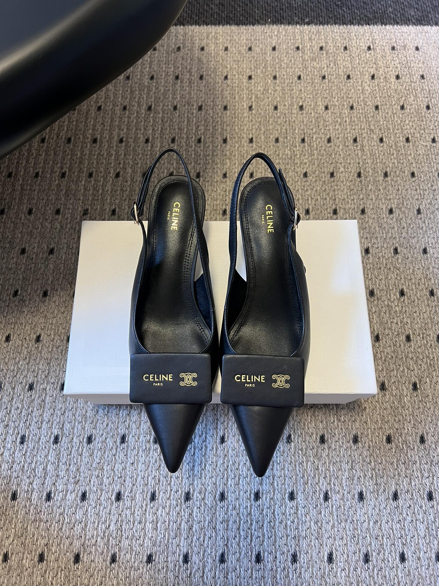 NO:711082,Celine26ss back strap pointed toe high heels are fully wrapped in sheepskin to reduce the problem of foot grinding. The toe is reinforced to improve wearability. The classic pointed toe + back strap Mule shoe shape has an extremely long and slender tip, which can elongate the leg line; the square patch on the toe is printed with Celine's iconic Triomhe Arc de Triomphe metal logo, making it highly recognizable.  The style combines French elegance and modern simplicity. It can be matched with dresses, suits, jeans, etc., and is suitable for commuting, dating, dinner and other scenes. The shoe shape is narrow last design, which fits the foot shape but is generally tolerant to wide feet. It is recommended to try it on or choose a half size larger. Sheepskin upper, sheepskin lining, Italian leather outsole, size 35-41 (customized sizes 40 and 41 are not returnable)  Heel height 5.5cm, high heels sandals, celine, celine, sandals, high heels, skirts, jeans, business suit, sheepskin, Leather soles19860909Celine26ss后绊带尖头高跟鞋 内里是羊皮全包裹设计,减少磨脚问题,鞋尖做了加固处理,耐穿性提升.经典尖头+后绊带穆勒鞋型,尖头极致修长,能拉长腿部线条；鞋头处的方形饰片印有赛琳标志性的Triomhe凯旋门金属logo,辨识度拉满. 风格兼具法式优雅与现代简约,可搭配连衣裙、西装、牛仔裤等,适配通勤、约会、晚宴等多种场景.鞋型为窄楦设计,贴合脚型但对宽脚型包容度一般,建议试穿或选大半码. 鞋面羊皮 内里羊皮 大底意大利真皮大底 size35-41码（40、41码定制不退换） 跟高5.5cm,高跟鞋凉鞋,celine,celine,sandals,high heels,skirts,jeans,business suit,sheepskin,Leather soles,Women's Shoes