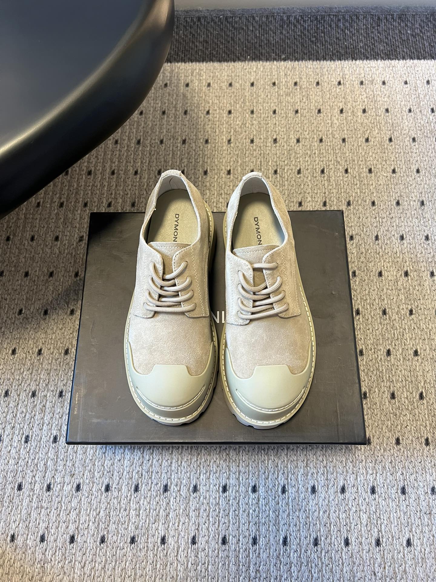 NO:694640,Top quality Dymonlatr*26ss thick-soled functional wind strap derby shoes  Continuing the brand's core tone of 'cold and dark', it combines a functional thick sole with a rounded toe design. The anti-collision patch at the toe adds industrial style details. The lace-up style retains the classic silhouette of Derby shoes while incorporating the pioneering minimalist design language. The thick sole is designed with a height of 6 cm, and the invisible heel + non-slip toothed outsole not only lengthens the leg line, but also ensures walking stability. It has strong gender-neutral wear attributes.  The shoe body is lightweight in design, and a single shoe is light in weight, so there is no weight-bearing feeling when walking for a long time; the wide-last shoe shape is highly tolerant to the foot shape, and can also be adapted to people with wide and fat feet. The sole is made of elastic composite material, with the rebound design of the air insole, which has excellent cushioning effect and takes into account both fashion and practicality. Cowhide upper, cowhide lining, original molded outsole, 6cm higher  size 35-40 (customized size 40 is non-refundable), loafers, loafers, cowhide19860909顶级品质 Dymonlatr*26ss厚底机能风绑带德比鞋 延续品牌“冷厉暗黑”的核心调性,结合机能风厚底与圆润鞋头设计,鞋头处的防撞贴片增添工业风细节,系带款式保留德比鞋经典轮廓的同时,融入先锋极简的设计语言.厚底为6厘米增高设计,隐形鞋跟+防滑齿状大底,既拉长腿部线条,又保证行走稳定性,无性别穿搭属性强,. 鞋身轻量化设计,单只鞋重量轻,长时间行走无负重感；宽楦鞋型对脚型包容度高,脚宽、脚胖的人群也能适配.鞋底采用弹性复合材质,搭配空气鞋垫的回弹设计,缓震效果优异,兼顾时尚与实用性. 鞋面牛皮 内里牛皮 大底原版开模大底 增高6cm size35-40码（40码定制不退换）,乐福鞋,loafers,cowhide,Women's Shoes