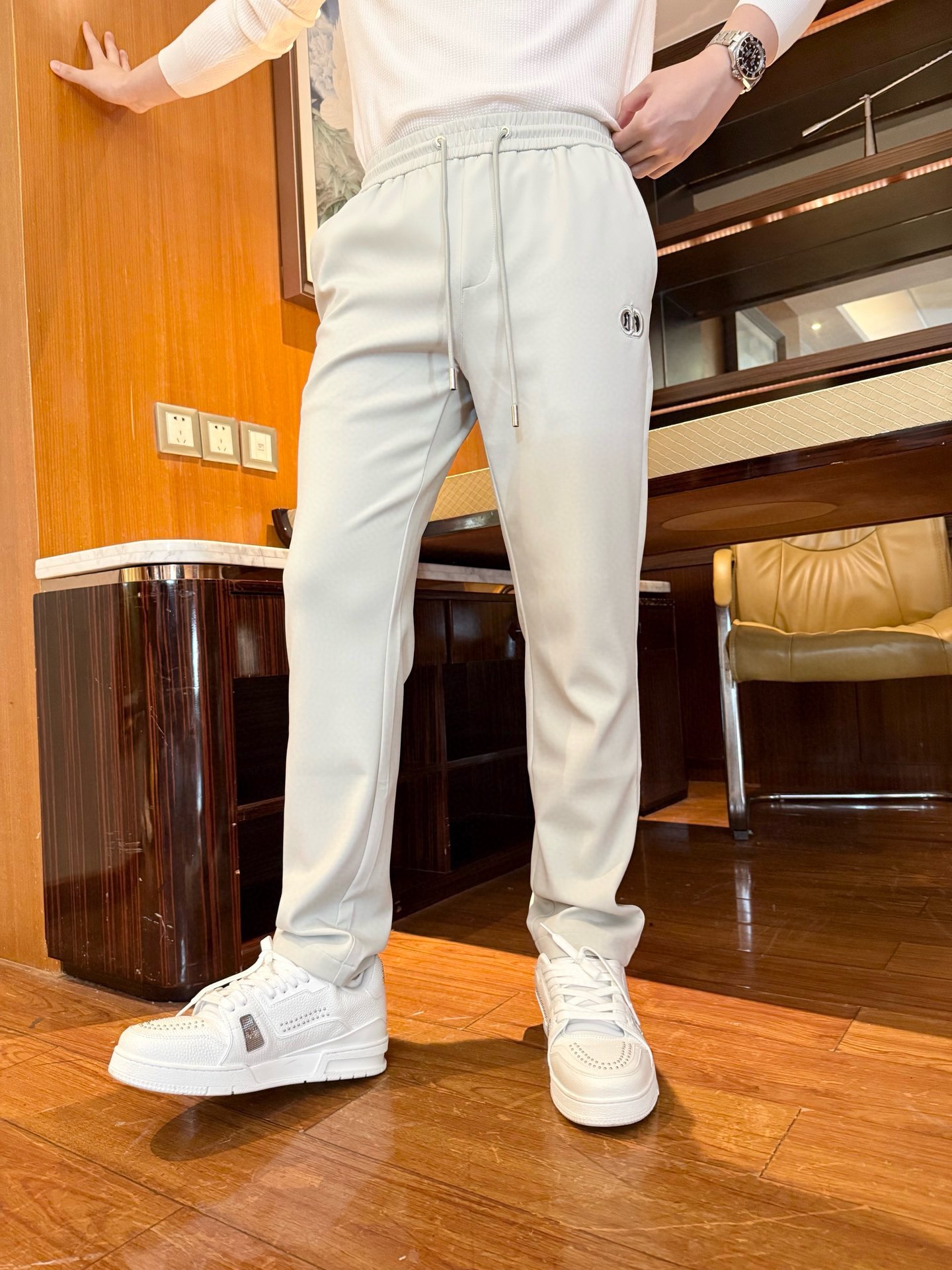 NO:684283,Dior - exclusive high-end version of new casual pants!  Customized fabrics at the counter are highly comfortable, with impeccable details and brand element design concepts, reflecting high quality. They feel delicate and soft!  It presents a casual cut and the upper body shape is awesome!  Size M-3XL (model 180/140 wears L, comes with Hong Kong Lane Crawford gift box packaging),, dior,19860909迪奥-独家专供新款休闲裤 高端版本！专柜定制面料 舒适度高,细节无可挑剔,品牌元素设计理念,体现高品质.手感细腻柔软！呈现休闲裁剪,上身版型超赞！码数M-3XL(模特180/140穿L,配香港连卡佛礼盒包装),,dior,,Men's clothing