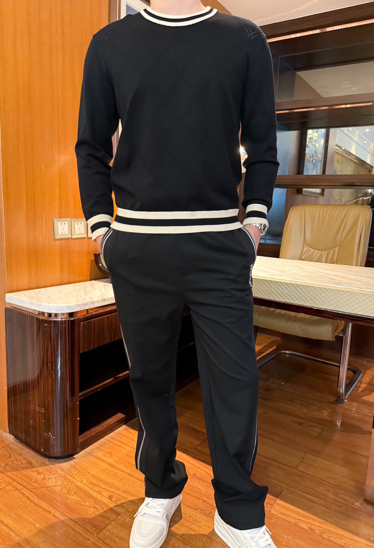 NO:692465,Ermenegildo Zegna-2025 The latest popular sweaters are shipped from the counters. The best-selling items in European and American counters!  Selected Italian imported knitted fabrics and recycled fibers are matched with the latest design. The contrasting threads on the collar, cuffs and hem are very fashionable. The upper body effect is great. Sizes 48-56 (model 180/140 wears 50, with Hong Kong Lane Crawford gift box packaging),,zegna,sweaters,19860909杰尼亚-2025专柜最新爆款毛衣出货 欧美专柜热销单品！精选意大利进口针织面料再生纤维搭配最新的设计,领口,袖口和下摆撞色螺纹相当时尚 上身效果超赞.尺码48-56（模特180/140穿50,配香港连卡佛礼盒包装）,,zegna,sweaters,,Men's clothing