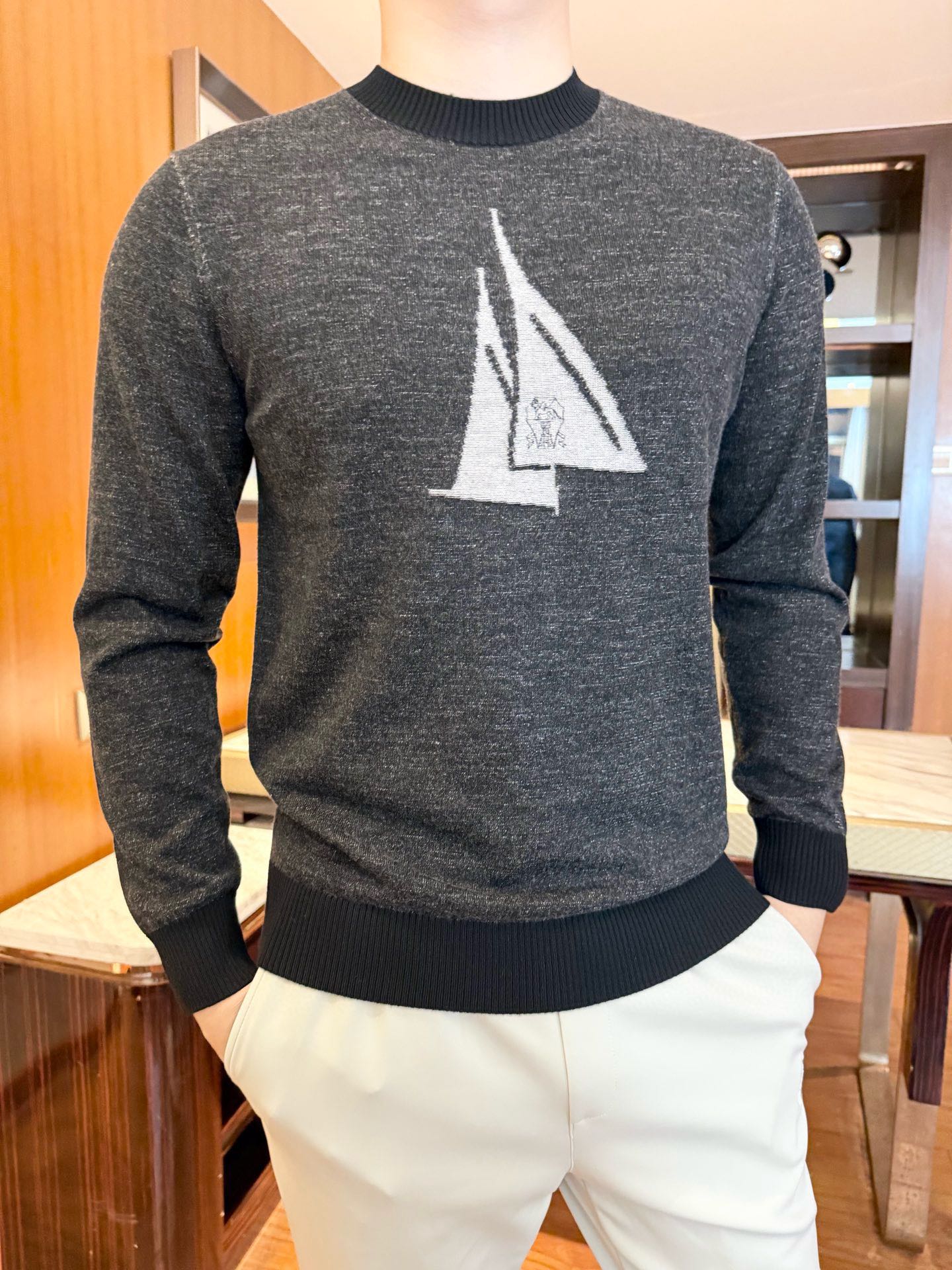 NO:692460,BC-2025 The latest popular sweater is shipped from the counter, a hot-selling item in European and American counters!  Selected 100% ultra-fine merino wool fabric imported from Italy, which is both warm and comfortable!  The craftsmanship adopts clean design and ultra-precision knitting method to show the quality!  The details are exquisite and the upper body effect is excellent!  Size 48-56 (model 180/140 wears 50, comes with Hong Kong Lane Crawford gift box packaging),,sweaters,19860909BC-2025专柜最新爆款毛衣出货 欧美专柜热销单品！精选意大利进口百分百极细美丽诺羊毛面料,既保暖又舒适！工艺上采用净版设计,超精密针织法尽显品质！细节精湛上身效果极佳！尺码48-56（模特180/140穿50,配香港连卡佛礼盒包装）,,sweaters,,Men's clothing