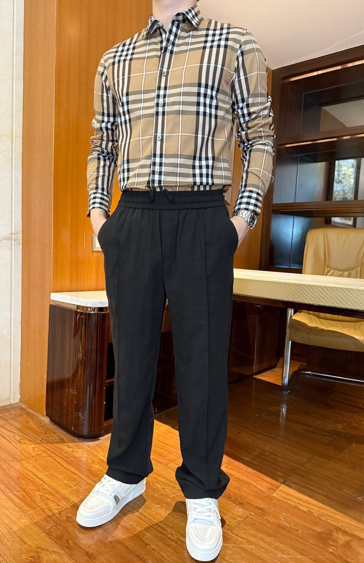 NO:684297,Burberry - the latest long-sleeved shirt for autumn and winter 2025. A must-have for autumn and winter, BURBERRY men's long-sleeved shirt. The design follows the brand's modern minimalist tone, bringing the Italian urban noble style to the extreme. The overall shape is clean and neat, without any superfluous elements. It can be used for business and leisure in a simple and calm manner.  Easy to play with! A basic item that matches formal looks. The use of solid color matching highlights the beautiful finishing effect of fine fabrics. This tailoring shirt has long sleeves and a wide-angle collar. The material is comfortable and easy to care for. Clothes made of this fabric are very light and silky, soft to the touch, and more skin-friendly, perfectly combining comfort and texture beauty!  !  !  The classic slightly slim fit version continues the unique Italian style charm of his family. Whether paired with a casual cardigan or a formal suit, it has a sense of gentlemanly elegance! Size: S-XXL (model 180/140 wears M, comes with Hong Kong Lane Crawford gift box packaging),, burberry, burberry, shirts, business suit,19860909巴宝莉-2025年秋冬最新长袖衬衫.秋冬必备,BURBERRY巴宝莉男士长袖衬衫,设计上沿袭了品牌现代极简主义基调,将意式的都市高贵格调发挥到极致,整体造型干净利落,无任何多余元素,由至简演绎从容姿态,商务休闲都能轻松玩转!搭配正装造型的基础单品.运用纯色配色,凸显精细面料的优美饰面效果.此款精裁衬衫采用长袖款式,配以宽角领.材质舒适,容易打理.这种面料制成的服装十分轻盈丝滑,触感柔软,更为亲肤,完美兼容了舒适感与肌理美感！！！经典微修身版型,延续了他家特有的意式风格魅力,不论配休闲的开衫还是正式的西装,都自带一份绅士的优雅感!码数:S-XXL(模特180/140穿M,配香港连卡佛礼盒包装),,burberry,burberry,shirts,business suit,,Men's clothing