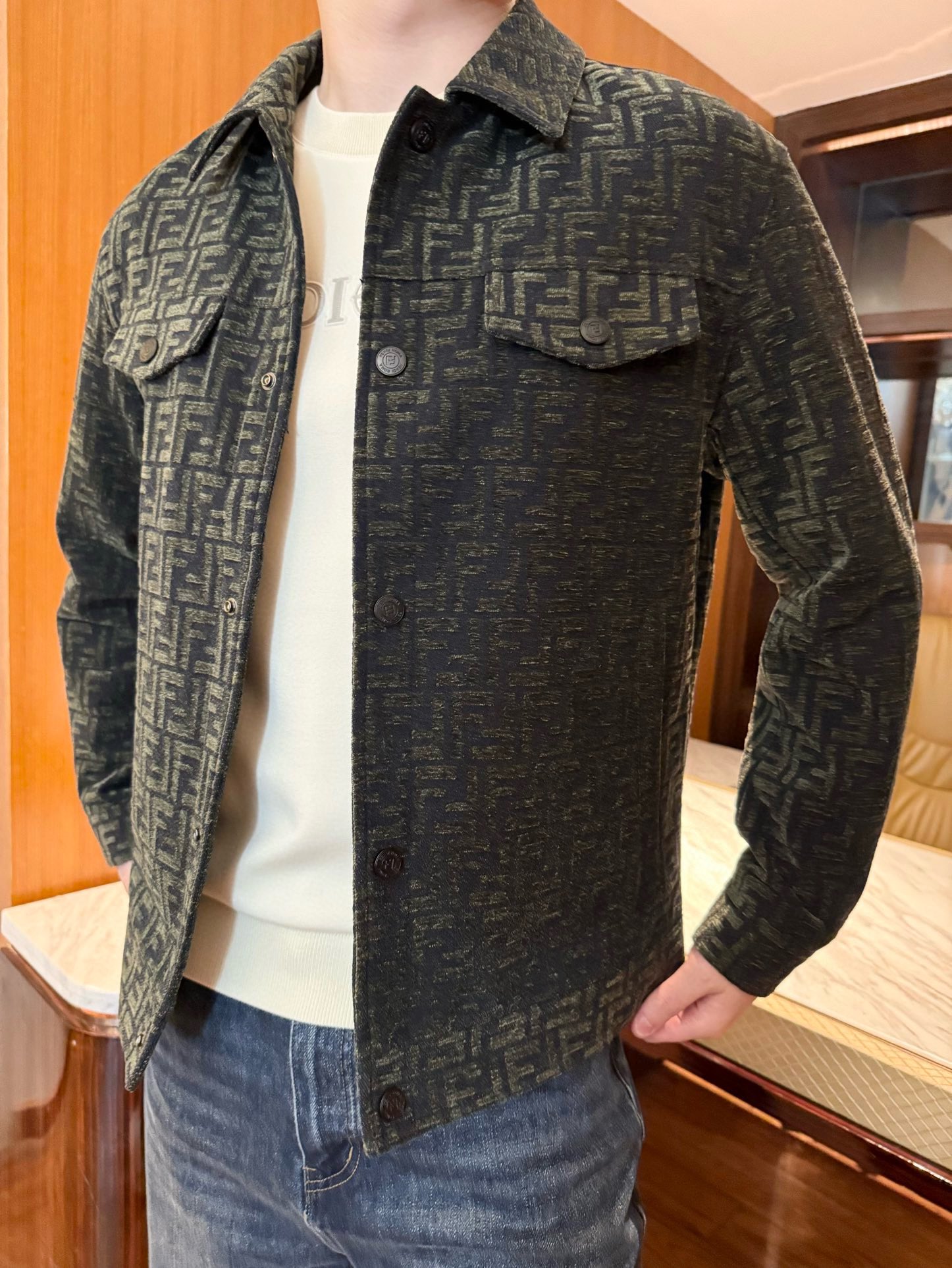 NO:684302,Fendi-2025 new jacket!  The double F pattern of the iconic brand is printed all over, which has great visual impact and highlights high-end trend taste. It is a highly recognizable design language in the fashion circle and can easily create an eye-catching look. It is made of heavy-textured jacquard fabric with clear texture, crisp and stylish, and is wear-resistant and durable while retaining good breathability. It is easy to wear  Comfortable and not easily deformed, the texture is high-end. The shirt-style lapel jacket version combines the toughness of workwear style with the sophistication of light luxury style, adapting to different dressing needs. Size 48-56 (model 180/140 wears 50, comes with Hong Kong Lane Crawford gift box packaging),,fendi,jackets  & coats,shirts,19860909芬迪-2025新款夹克！满印标志性品牌双F图案,极具视觉冲击力,彰显高端潮流品味,是时尚圈辨识度极高的设计语言,轻松打造吸睛造型.采用质感厚重的提花面料,纹理清晰且挺括有型,耐磨耐用的同时保留了良好的透气性,穿着舒适且不易变形,质感高级.衬衫式翻领夹克版型,兼具工装风的硬朗与轻奢风的精致,适配不同穿搭需求.码数48-56（模特180/140穿50,配香港连卡佛礼盒包装）,,fendi,jackets & coats,shirts,,Men's clothing