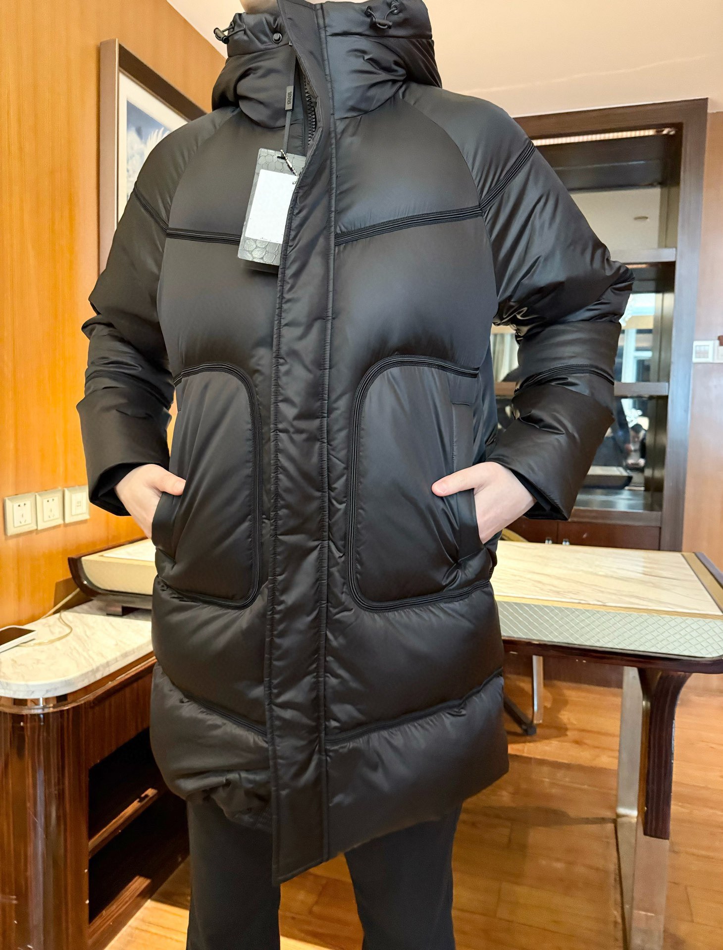 NO:684305,Mengkou-2025 new mid-length down jacket!  The outer layer is made of glossy windproof fabric, which is anti-fouling and easy to take care of; the inner lining is made of the same material and has a temperature-locking lining, which is fully warm and prevents the cold wind from autumn and winter.~ The mid-length loose silhouette + three-dimensional large pockets can not only wrap around the waist, hips and legs to make you slim, but also can easily hold mobile phones and gloves; the hooded drawstring + double zippers make it easy to put on and take off.  You can freely adjust the warmth. All black matte + glossy stitching, simple but not monotonous, with a low-key and high-end feel. It can also be worn with basic inner wear to look sophisticated. Size 48-56 (model 180/140 wears 50, comes with Hong Kong Lane Crawford gift box packaging),,Moncler,down  jacket,gloves,hats,19860909蒙口-2025新款中长羽绒服！外层是亮面防风面料,防污好打理；内里同材质锁温衬里,保暖性直接拉满,秋冬冷风钻不进来~中长宽松廓形+立体大口袋,既能裹住腰臀腿显瘦,又能轻松装下手机、手套；连帽抽绳+双开拉链,穿脱方便还能自由调节保暖度.全黑哑光+亮面拼接,简约不单调,自带低调高级感,搭基础款内搭也能穿出精致感.码数48-56（模特180/140穿50,配香港连卡佛礼盒包装),,Moncler,down jacket,gloves,hats,,Men's clothing