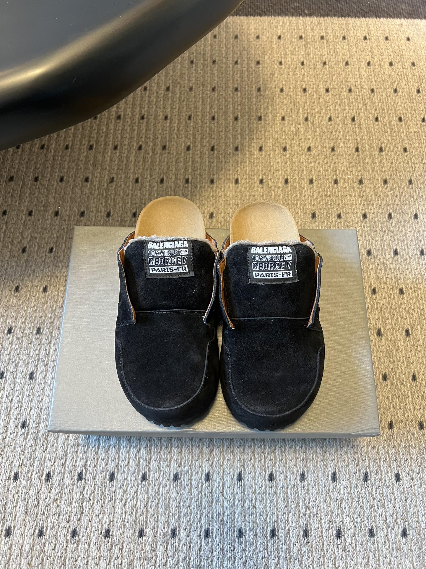 NO:693409,Balenciaga*26ss new retro furry Birkenstock slippers. The upper is made of cow suede. The brown version has a brushed texture, and the black version is available in a leather version. The surface of the rubber outsole is bonded with lambskin, which enhances the touch and sense of luxury. The sole is ergonomically shaped with concave and convex shapes according to the contour of the foot, and fits the sole of the foot, making it more comfortable to wear for a long time.  The silhouette of the shoe is designed to follow the line of the foot, with a spacious forefoot space that does not squeeze the foot and is suitable for a variety of foot types. The shoe body bears Balenciaga's iconic brand label, which is highly recognizable; the overall shoe is a Mule slip-on style, which is easy to put on and take off. The upper is suede and the lining is suede. The original molded outsole is 2.5cm higher.  size 35-40 (customized size 40 is non-refundable), half drag, balenciaga, balenciaga, slippers, sheepskin, chamois leather19860909Balenciaga*26ss新款复古加毛勃肯鞋拖鞋 鞋面采用牛反绒材质,棕色款带有刷色质感,黑色款可选皮面版本；橡胶大底表面贴合小羊皮,提升触感与高级感.鞋底根据脚掌轮廓做凹凸有致的人体工学造型,贴合脚底板,长时间穿着更舒适. 鞋型轮廓跟随脚部线条设计,前掌空间宽敞,不挤脚且适配多种脚型.鞋身带有巴黎世家标志性的品牌标签,辨识度高；整体为穆勒拖款式,穿脱便捷. 鞋面牛反绒 内里麂皮 大底原版开模大底 增高2.5cm size35-40码（40码定制不退换）,半拖,balenciaga,balenciaga,slippers,sheepskin,chamois leather,Women's Shoes