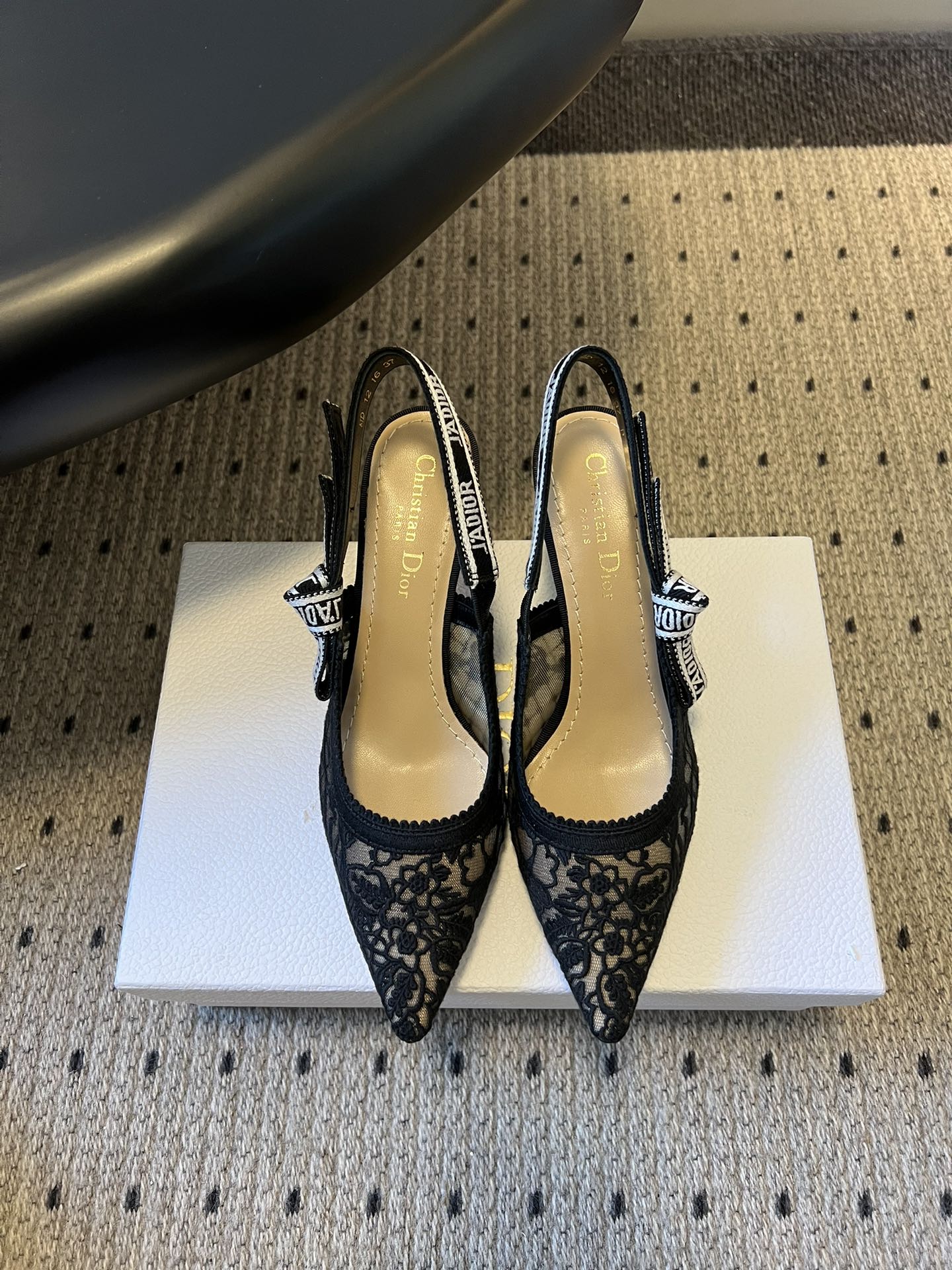 NO:707482,Dio* 26ss classic point-toe bow pumps. A masterpiece of Dior savoir-faire. Crafted with black and white embroidery. Two-tone J’Adior embroidered strap embellished with a flat bow. Paired with two-tone J’Adior signature embroidered strap, bow 6.5 cm and 10 cm kitten heel. Sophisticated and elegant. Two-tone cotton J’Adior embroidered strap flat bow shallow design with zigzag edge leather sole decorated with Christian  Dior's lucky star symbol. Upper mulberry silk/sheepskin lining sheepskin outsole genuine leather outsole size 35-42 (customized sizes 40 and 41 are not returnable) Heel height 6.5cm, high heels sandals, dior, sandals, high heels, sheepskin, Leather soles19860909Dio* 26ss经典款尖头蝴蝶结高跟鞋 彰显 Dior 精湛工艺的典范之作.采用黑白刺绣精心制作.双色 J’Adior 刺绣饰带点缀以扁平蝴蝶结.搭配双色 J’Adior 标志刺绣饰带、蝴蝶结6.5 厘米 和 10 厘米小猫跟 精致高雅. 双色棉质 J‘Adior 刺绣饰带扁平蝴蝶结浅口设计搭配锯齿形边缘皮革鞋底饰以 Christian Dior 的幸运星符号. 鞋面桑蚕丝/羊皮 内里羊皮 大底真皮大底 size35-42码（40、41码定制不退换） 跟高6.5cm,高跟鞋凉鞋,dior,sandals,high heels,sheepskin,Leather soles,Women's Shoes