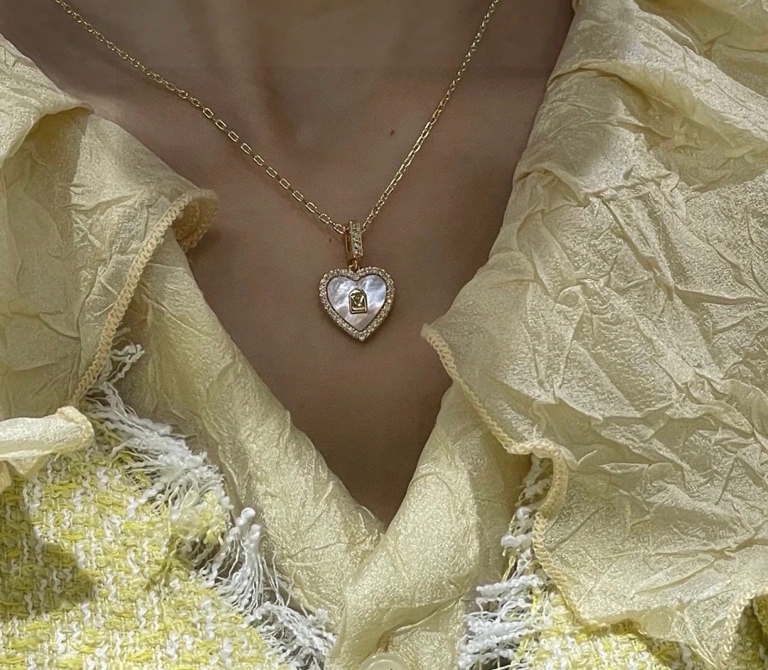 NO:688023,[Seiko version] LV high-end Louis Vuitton necklace, fashionable mother-of-pearl love necklace, LV necklace, official website selection. It brings fashion and brilliant cutting technology to make the surface polishing very beautiful and 360 degrees dazzling. Electroplating 18k gold technology. Counter version. One to one quality is in place in all aspects. The overall design is simple and highly recognizable. It is elegant when paired with it. It can be randomly switched when going shopping and working. Boutique jewelry, louis vuitton, louis vuitton, necklace19860909【精工版本】LV高端路易威登项链 贝母爱心项链时尚 LV项链 官网精选款 带来时髦、明亮式切割工艺使表面抛光非常靓丽360度绚丽夺目 电镀18k金工艺 专柜版本 一比一质量方方面面都很到位 整体设计简约、辨识度高搭配起来典雅 大气逛街上班都可以很好的随机切换,饰品精品,louis vuitton,louis vuitton,necklace,Jewelry