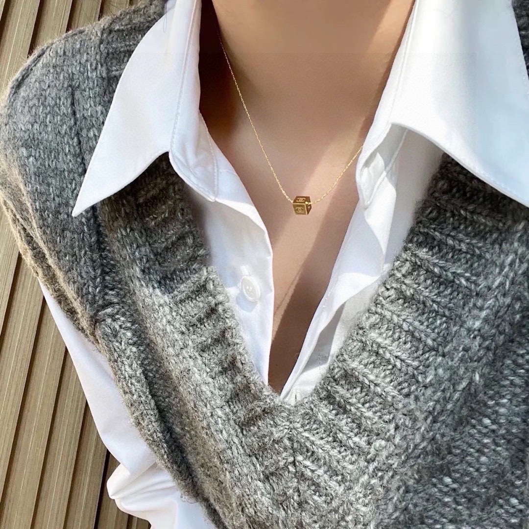 NO:688030,Xiaohongshu recommends the popular Chanel Chanel letter latest double C gold and silver square pendant necklace 14K stainless steel with color retention and super personality. The versatile style is particularly amazing. The overall details are very surprising. The design is full of sense. It not only brings out personal confidence and taste, the style is elegant and fashionable, highlighting the French elegance. The meticulous details make it more attractive to wear. Boutique jewelry, chanel, chanel, necklace19860909小红书推荐爆款香奈儿Chanel字母最新款双C金银正方形吊坠项链14K精钢保色超个性,百搭款特别特别赞,整体细节非常令人惊喜,设计感十足,不仅带出个人自信及品味,款式典雅而时尚,突显法式高雅气息,加上一丝不苟的细节,使得佩戴起来更具吸引力,饰品精品,chanel,chanel,necklace,Jewelry