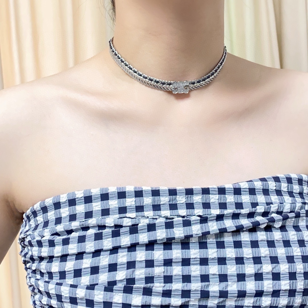 NO:688035,Xiaohongshu’s popular Celine Arc de Triomphe silver pendant diamond necklace with color-preserving material and engraved hollow pattern!  Super chic, simple and versatile, literary and artistic personality, bringing you a fashionable experience. Recommended for cracking the wall!  A very easy-to-match, very casual one. You can match it with anything. Fine jewelry, celine, celine, necklace.19860909小红书爆款Celine赛琳凯旋门银色吊坠镶钻项链保色材质雕刻镂空图案！超炸Chic感 ,简洁百搭、文艺个性,带给你时髦体验 墙裂推荐！超级好搭配的一款非常休闲的一款 随意搭配都可以,饰品精品,celine,celine,necklace,Jewelry