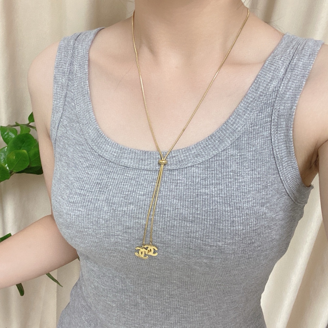 NO:688009,Chanel Chanel's latest double C necklace, stainless steel, color-preserving and super personalized, the versatile style is particularly amazing, the overall details are very surprising, and the design is full of sense. It not only brings out personal confidence and taste, the style is elegant and fashionable, highlighting the French elegance, and the meticulous details make it more attractive to wear. Boutique jewelry, chanel, chanel, necklace19860909香奈儿Chanel最新款双C项链精钢保色超个性,百搭款特别特别赞,整体细节非常令人惊喜,设计感十足,不仅带出个人自信及品味,款式典雅而时尚,突显法式高雅气息,加上一丝不苟的细节,使得佩戴起来更具吸引力,饰品精品,chanel,chanel,necklace,Jewelry