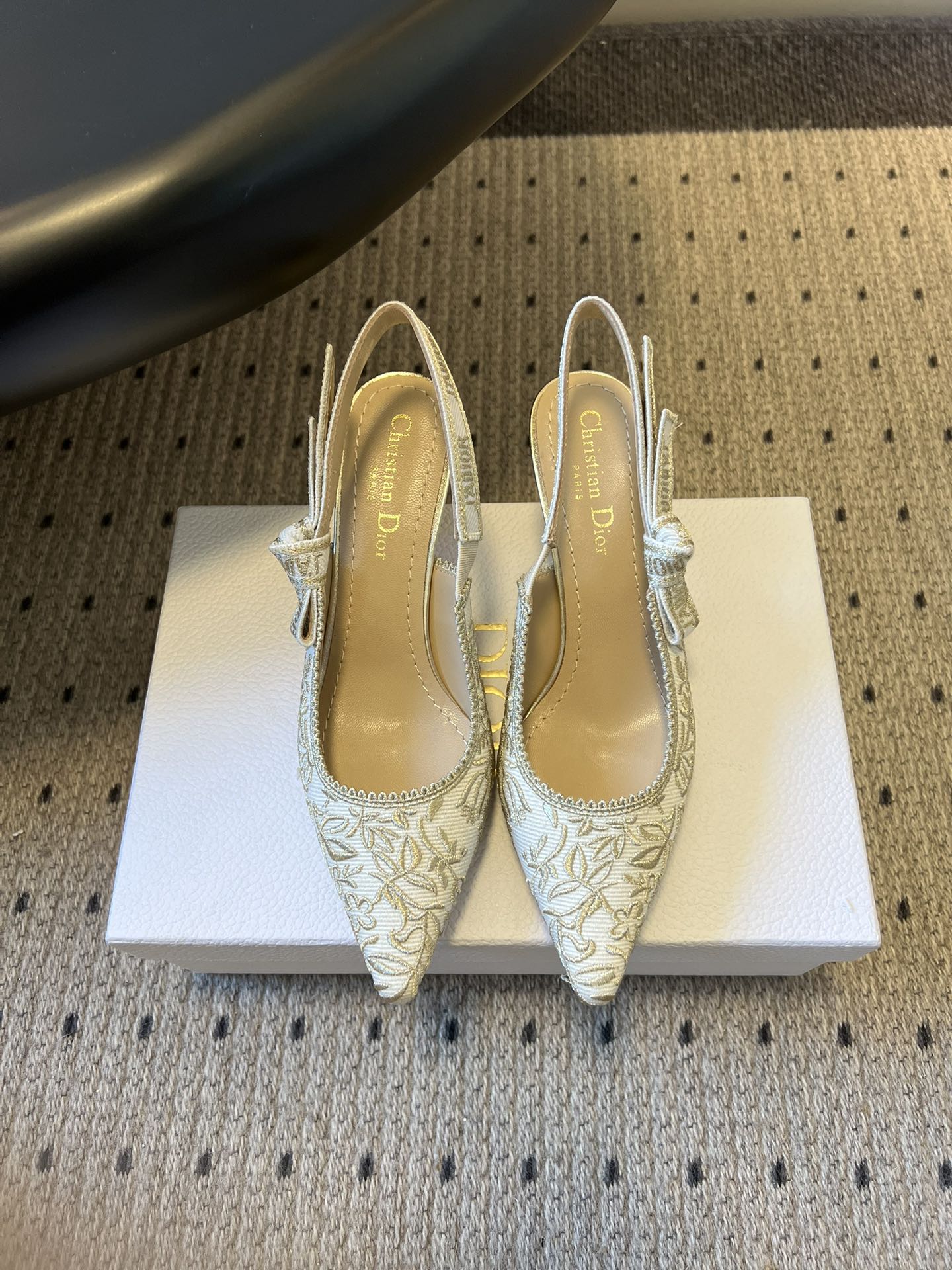 NO:694701,Top quality Dio* 26ss classic pointed-toe bow pumps. A masterpiece of Dior craftsmanship. Crafted with black and white embroidery. Two-tone J’Adior embroidered strap embellished with a flat bow. Comes with two-tone J’Adior logo embroidered strap, 6.5 cm bow and 10 cm kitten heel. Sophisticated and elegant. Two-tone cotton J’Adior  Embroidered ribbon flat bow shallow design with zigzag edge leather sole decorated with Christian Dior's lucky star symbol. Upper mulberry silk/sheepskin lining sheepskin leather outsole size 35-42 (40, 41 size customization is not returnable) Heel height 6.5cm, high heels sandals, dior, sandals, high heels, sheepskin, Leather soles19860909顶级品质 Dio* 26ss经典款尖头蝴蝶结高跟鞋 彰显 Dior 精湛工艺的典范之作.采用黑白刺绣精心制作.双色 J’Adior 刺绣饰带点缀以扁平蝴蝶结.搭配双色 J’Adior 标志刺绣饰带、蝴蝶结6.5 厘米 和 10 厘米小猫跟 精致高雅. 双色棉质 J‘Adior 刺绣饰带扁平蝴蝶结浅口设计搭配锯齿形边缘皮革鞋底饰以 Christian Dior 的幸运星符号. 鞋面桑蚕丝/羊皮 内里羊皮 大底真皮大底 size35-42码（40、41码定制不退换） 跟高6.5cm,高跟鞋凉鞋,dior,sandals,high heels,sheepskin,Leather soles,Women's Shoes