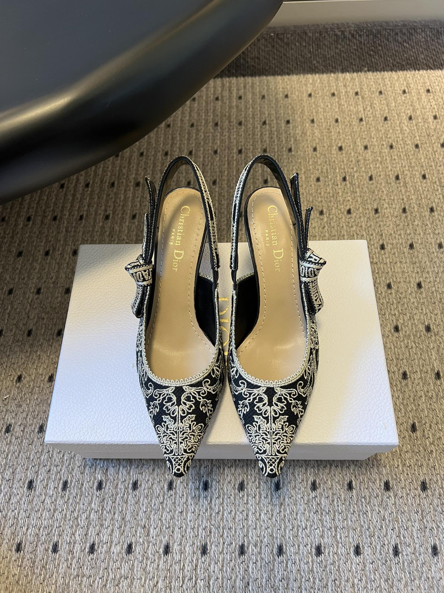 NO:693436,Dio* 26ss classic point-toe bow pumps. A masterpiece of Dior savoir-faire. Crafted with black and white embroidery. Two-tone J’Adior embroidered strap embellished with a flat bow. Paired with two-tone J’Adior signature embroidered strap, bow 6.5 cm and 10 cm kitten heel. Sophisticated and elegant. Two-tone cotton J’Adior embroidered strap flat bow shallow design with zigzag edge leather sole decorated with Christian  Dior's lucky star symbol. Upper mulberry silk/sheepskin lining sheepskin outsole genuine leather outsole size 35-42 (customized sizes 40 and 41 are not returnable) Heel height 6.5cm, high heels sandals, dior, sandals, high heels, sheepskin, Leather soles19860909Dio* 26ss经典款尖头蝴蝶结高跟鞋 彰显 Dior 精湛工艺的典范之作.采用黑白刺绣精心制作.双色 J’Adior 刺绣饰带点缀以扁平蝴蝶结.搭配双色 J’Adior 标志刺绣饰带、蝴蝶结6.5 厘米 和 10 厘米小猫跟 精致高雅. 双色棉质 J‘Adior 刺绣饰带扁平蝴蝶结浅口设计搭配锯齿形边缘皮革鞋底饰以 Christian Dior 的幸运星符号. 鞋面桑蚕丝/羊皮 内里羊皮 大底真皮大底 size35-42码（40、41码定制不退换） 跟高6.5cm,高跟鞋凉鞋,dior,sandals,high heels,sheepskin,Leather soles,Women's Shoes