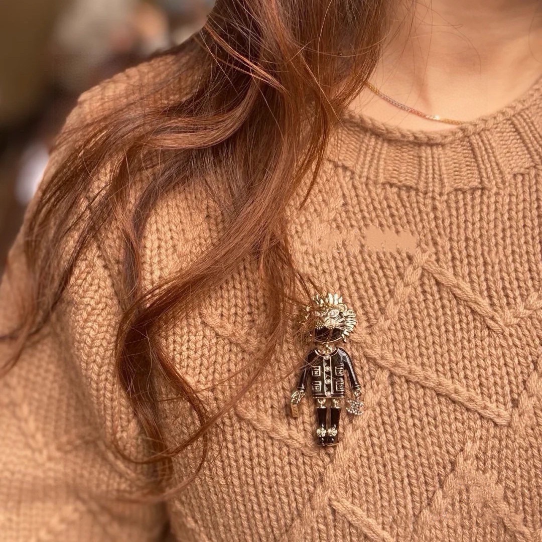 NO:688015,CHANEL Xiaoxiang The latest high version of the smart lion Chanel brooch is the accessory that understands women best. Women who devote all their efforts to being themselves tend to cherish the meaning of the brooch more. Ms. Chanel pinned the brooch on her hat and told the fashionable ladies who imitated her [The brooch is very practical. It can be pinned on the collar of a suit, on a pocket, on a hat, on a belt or on an evening dress. Boutique jewelry, chanel, chanel, business  suit, brooch, breastpin, hats19860909CHANEL小香 最新款高版本灵动狮子香奈儿胸针,是最懂女人的饰物.那些倾注了全部心血去做自己的女人,往往更珍惜胸针的意义.香奈儿女士把胸针别在帽子上,并告诉那些模仿她的时髦女士们[胸针可是非常实用,它可以别在西装领上、口袋上、帽子上、腰带上或者是晚礼服上,饰品精品,chanel,chanel,business suit,brooch，breastpin,hats,Jewelry