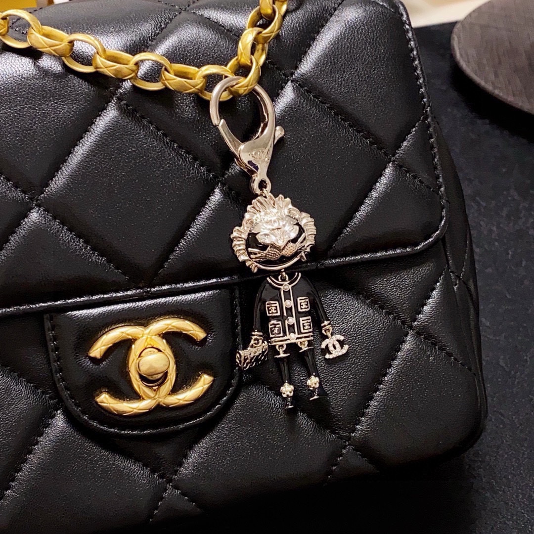 NO:688021,Chanel Chanel rhinestone lion colorful bag ornaments and keychains. This accessory is made of luxurious materials and is decorated with Chanel double C letter logo pendant on the bag. It can be personalized and customized to create personal exclusive accessories. It can be matched at will and can be worn on various occasions throughout the year. It is a very versatile accessory, chanel, chanel, keychain.19860909香奈儿Chanel水钻狮子炫彩包饰、钥匙扣该配饰由奢华材料制成,饰有包包香奈儿双C字母标识坠饰.可进行个性化定制,打造个人专属饰品随意搭配都可、一年四季各种场合佩戴都是非常百搭的,饰品精品,chanel,chanel,keychain,Jewelry