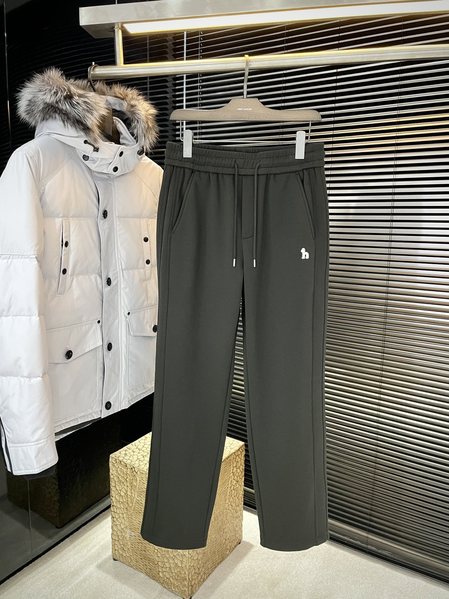 NO:684386,P HAZZYS 2025 new winter style, the latest velvet casual pants at the counter. The original trousers have a casual and versatile upper body, casual and lazy style, customized original imported polyester fiber fabrics. The fabrics are comfortable, with a strong sense of quality, and the upper body effect is excellent. The comfort is overwhelming. The brand pattern embroidery is embellished. The embroidery is fine, restored one to one... High-end atmosphere, the ultimate product in quality. Do you have the taste of winter? The first choice for winter casual pants. Everyone must enter... Size number  29-38 purchasing agent level,,19860909P  HAZZYS（哈奇士） 2025冬季新款,专柜最新加绒休闲裤.原版裤型上身休闲百搭、随性慵懒范,定制原版进口聚脂纤维面料 面料舒适,品质感极强,上身效果极佳 舒适感爆棚. 品牌图案刺绣点缀 刺绣精细,一比一还原…高端大气,品质中的臻品 冬天的的味道有没有,冬季休闲裤首选 .人手必入……码数 29-38 代购级别,,,Men's clothing