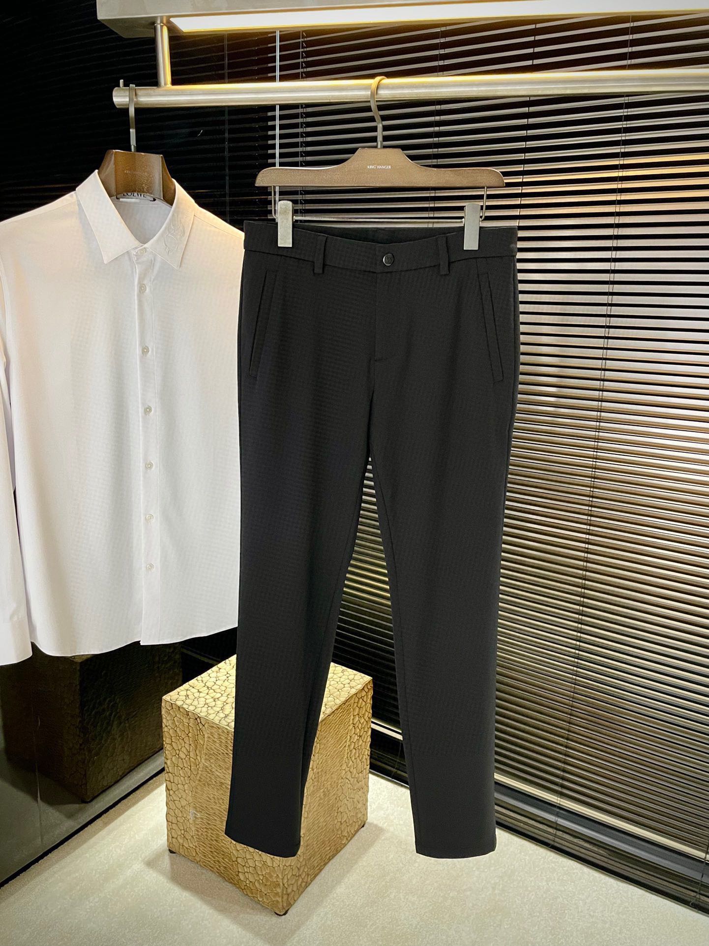NO:684392,P Gucc (Gucci) 2025 autumn and winter new products. Same style as the official website. You won’t want to take them off when you put them on. Fashionable and versatile casual trousers. High-quality nylon fabric imported from South Korea. It is more textured. It is comfortable and soft and drape. Such good fabrics are very rare on the market. Every detail is taken into consideration. The workmanship is really exquisite. The wiring is fine and well-proportioned. There are no excess threads. High-quality fashion. It is the best product for various occasions, whether it is sports or leisure time!  Sizes 31-42 (37 39) next day shipping,,gucci,gucci,19860909P  Gucc（古驰）2025秋冬新品 官网同款 穿上就不想脱下来 时尚潮流百搭休闲西裤 高品质韩国进口锦纶面料 更加有质感 舒适柔软垂坠更是略胜一筹 这么好的面料市面上也是极为少有 在细节上考虑的面面俱到 做工真的极其精湛 走线细密匀称 毫无多余线头 高品质时装 无论是运动还是休闲时候都能胜任各种场合的最佳强货！尺码 31-42（37 39）隔天出货,,gucci,gucci,,Men's clothing