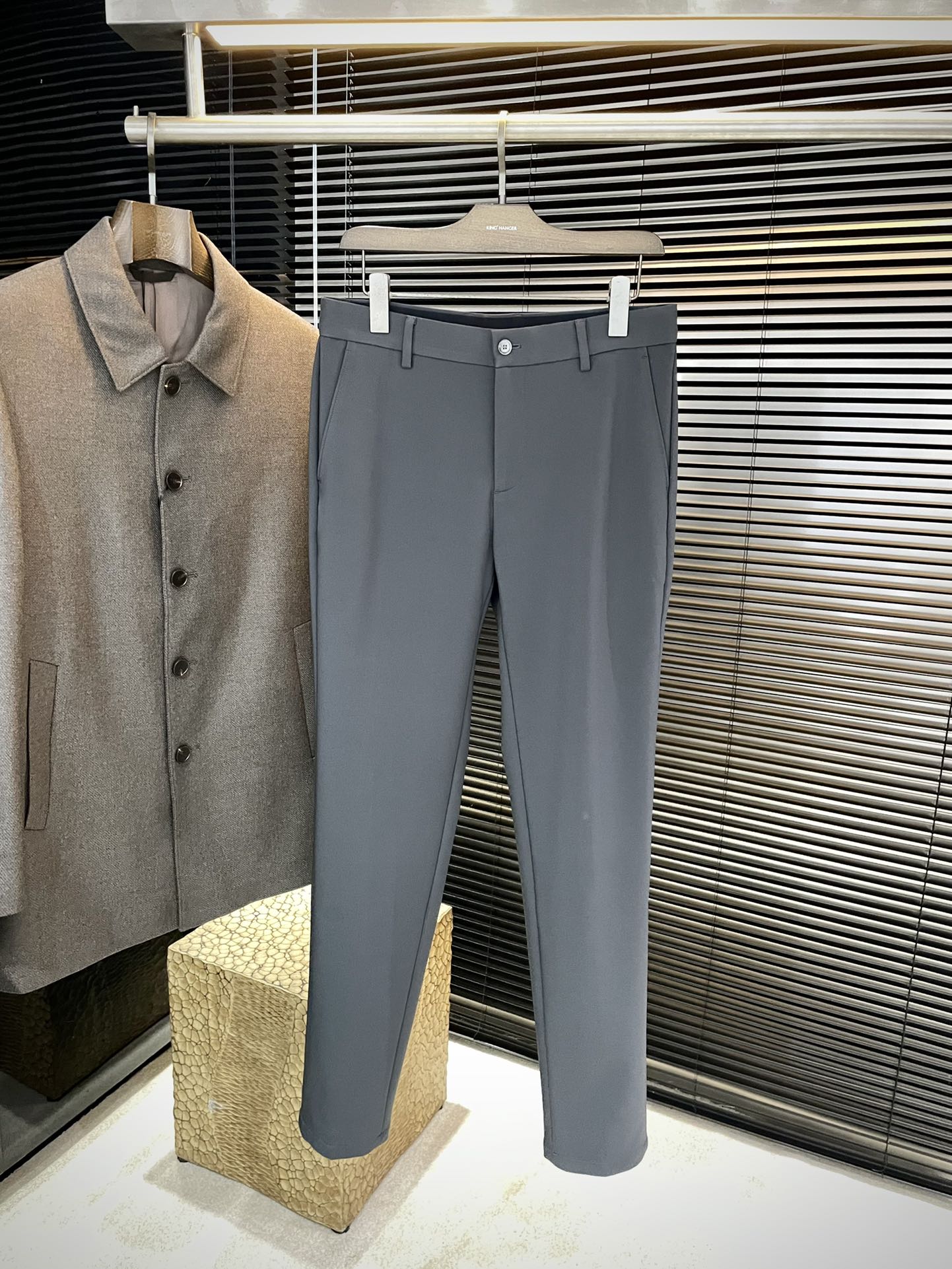 NO:684393,P EmporioArm - (Emporio Arm) 2025 autumn and winter new product, the same style as the official website. You don't want to take it off when you put it on. Fashionable and versatile casual trousers. High-quality polyester fiber fabric imported from Korea. It is more textured, comfortable, soft and drape. Such good fabrics are very rare on the market. Every detail is taken into consideration. The workmanship is really exquisite. The wiring is fine and well-proportioned. There are no excess threads. High-quality fashion.  The best product that can be used in various occasions, whether it is sports or leisure time!  Sizes 29-38 (37) ship next day,,19860909P  EmporioArm-（阿玛） 2025秋冬新品 官网同款 穿上就不想脱下来 时尚潮流百搭休闲西裤 高品质韩国进口聚脂纤维面料 更加有质感 舒适柔软垂坠更是略胜一筹 这么好的面料市面上也是极为少有 在细节上考虑的面面俱到 做工真的极其精湛 走线细密匀称 毫无多余线头 高品质时装 无论是运动还是休闲时候都能胜任各种场合的最佳强货！尺码 29-38（37）隔天出货,,,Men's clothing