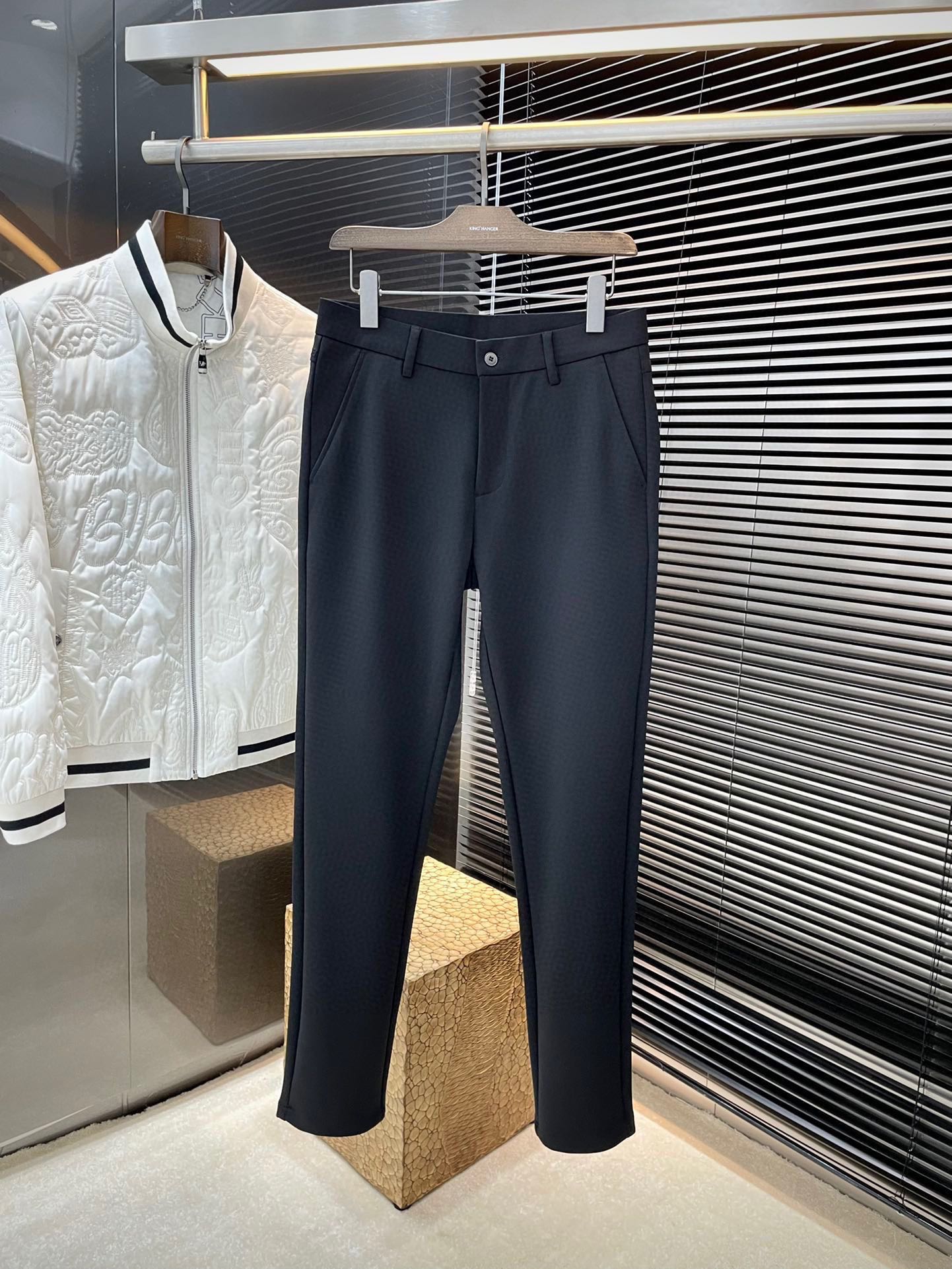 NO:684402,P FENDI - (Fendi) 2025 autumn and winter new products, the same style as the official website. You don't want to take them off when you put them on. Fashionable and versatile casual trousers. High-quality polyester fiber fabric imported from Korea. It is more textured, comfortable, soft and drape. Such good fabrics are very rare on the market. Every detail is taken into consideration. The workmanship is really exquisite. The wiring is fine and well-proportioned. There are no excess threads. High-quality fashion.  The best product that can be used in various occasions, whether it is sports or leisure time!  Size 30-38 (37),,fendi,fendi,19860909P  FENDI-（芬迪）2025秋冬季新品 官网同款 穿上就不想脱下来 时尚潮流百搭休闲西裤 高品质韩国进口聚脂纤维面料 更加有质感 舒适柔软垂坠更是略胜一筹 这么好的面料市面上也是极为少有 在细节上考虑的面面俱到 做工真的极其精湛 走线细密匀称 毫无多余线头 高品质时装 无论是运动还是休闲时候都能胜任各种场合的最佳强货！尺码 30-38（37）,,fendi,fendi,,Men's clothing