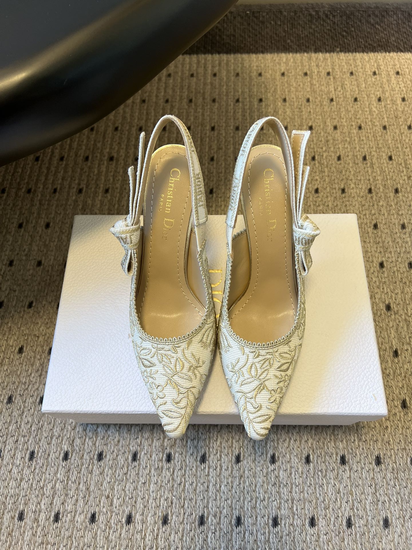NO:694695,Top quality Dio* 26ss classic pointed-toe bow pumps. A masterpiece of Dior craftsmanship. Crafted with black and white embroidery. Two-tone J’Adior embroidered strap embellished with a flat bow. Comes with two-tone J’Adior logo embroidered strap, 6.5 cm bow and 10 cm kitten heel. Sophisticated and elegant. Two-tone cotton J’Adior  Embroidered ribbon flat bow shallow design with zigzag edge leather sole decorated with Christian Dior's lucky star symbol. Upper mulberry silk/sheepskin lining sheepskin leather outsole size 35-42 (40, 41 size customization is not returnable) Heel height 10cm, high heels sandals, dior, sandals, high heels, sheepskin, Leather soles19860909顶级品质 Dio* 26ss经典款尖头蝴蝶结高跟鞋 彰显 Dior 精湛工艺的典范之作.采用黑白刺绣精心制作.双色 J’Adior 刺绣饰带点缀以扁平蝴蝶结.搭配双色 J’Adior 标志刺绣饰带、蝴蝶结6.5 厘米 和 10 厘米小猫跟 精致高雅. 双色棉质 J‘Adior 刺绣饰带扁平蝴蝶结浅口设计搭配锯齿形边缘皮革鞋底饰以 Christian Dior 的幸运星符号. 鞋面桑蚕丝/羊皮 内里羊皮 大底真皮大底 size35-42码（40、41码定制不退换） 跟高10cm,高跟鞋凉鞋,dior,sandals,high heels,sheepskin,Leather soles,Women's Shoes