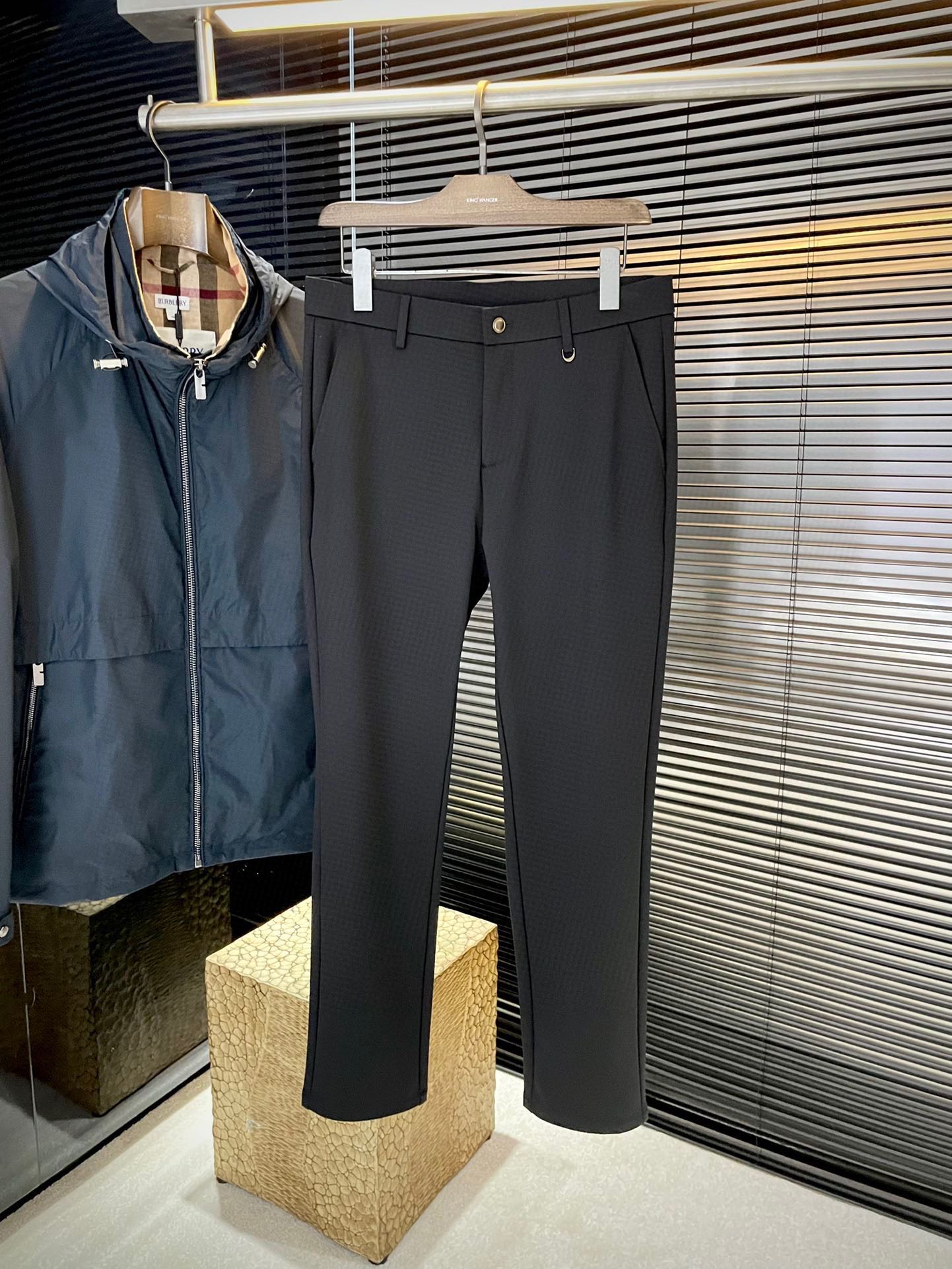 NO:684405,P TOM FORD 2025 autumn and winter new products, the same style as the official website. You won’t want to take them off when you put them on. Fashionable and versatile casual trousers. High-quality polyester fiber fabric imported from South Korea. It is more textured, comfortable, soft and drape. Such good fabrics are very rare on the market. Every detail is taken into consideration. The workmanship is really exquisite. The wiring is fine and well-proportioned. No excess threads. High-quality fashion. It is the best product for various occasions, whether it is sports or leisure time!  Size 30-38 (37),,tom ford,19860909P  TOM FORD 2025秋冬新品 官网同款 穿上就不想脱下来 时尚潮流百搭休闲西裤 高品质韩国进口聚脂纤维面料 更加有质感 舒适柔软垂坠更是略胜一筹 这么好的面料市面上也是极为少有 在细节上考虑的面面俱到 做工真的极其精湛 走线细密匀称 毫无多余线头 高品质时装 无论是运动还是休闲时候都能胜任各种场合的最佳强货！尺码 30-38（37）,,tom ford,,Men's clothing