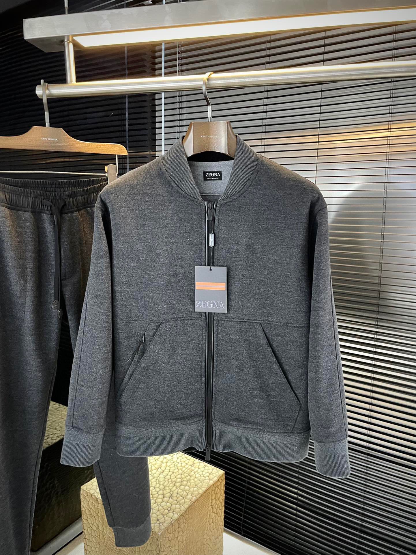 NO:684416,P Z Zegn is highly recommended!  2025 autumn and winter new products are on sale simultaneously on the official website. Simple and elegant jacket. Imported original high-quality cotton fabric. The drape and luster are definitely uplifting. The placket design is more youthful and energetic. The workmanship is neat and smooth. All hardware accessories are supplied by customers. Top accessories with logo. At first glance, it is high-end fabrics. This fabric is custom-woven. It is a good product from a regular factory. There is nothing picky about it. This kind of jacket is for regular wear and is very practical. Size  48-56,,zegna,jackets & coats,jackets & coats,19860909P Z Zegn（杰尼亚）重磅推荐！2025秋冬新品 官网同步发售 简约大方夹克 进口原版高品质棉质面料,垂度和光泽绝对是提气,门襟设计 更显青春活力,车工走线整齐平整,所有五金附料都是客供带logo顶级配件 一看就是高档的面料 这种面料都是定织的 正规大厂途径出来的好货,无任何有挑剔的地方 这样的一件外套属于常备常穿的,实用性很强.尺码 48-56,,zegna,jackets & coats,jackets & coats,,Men's clothing