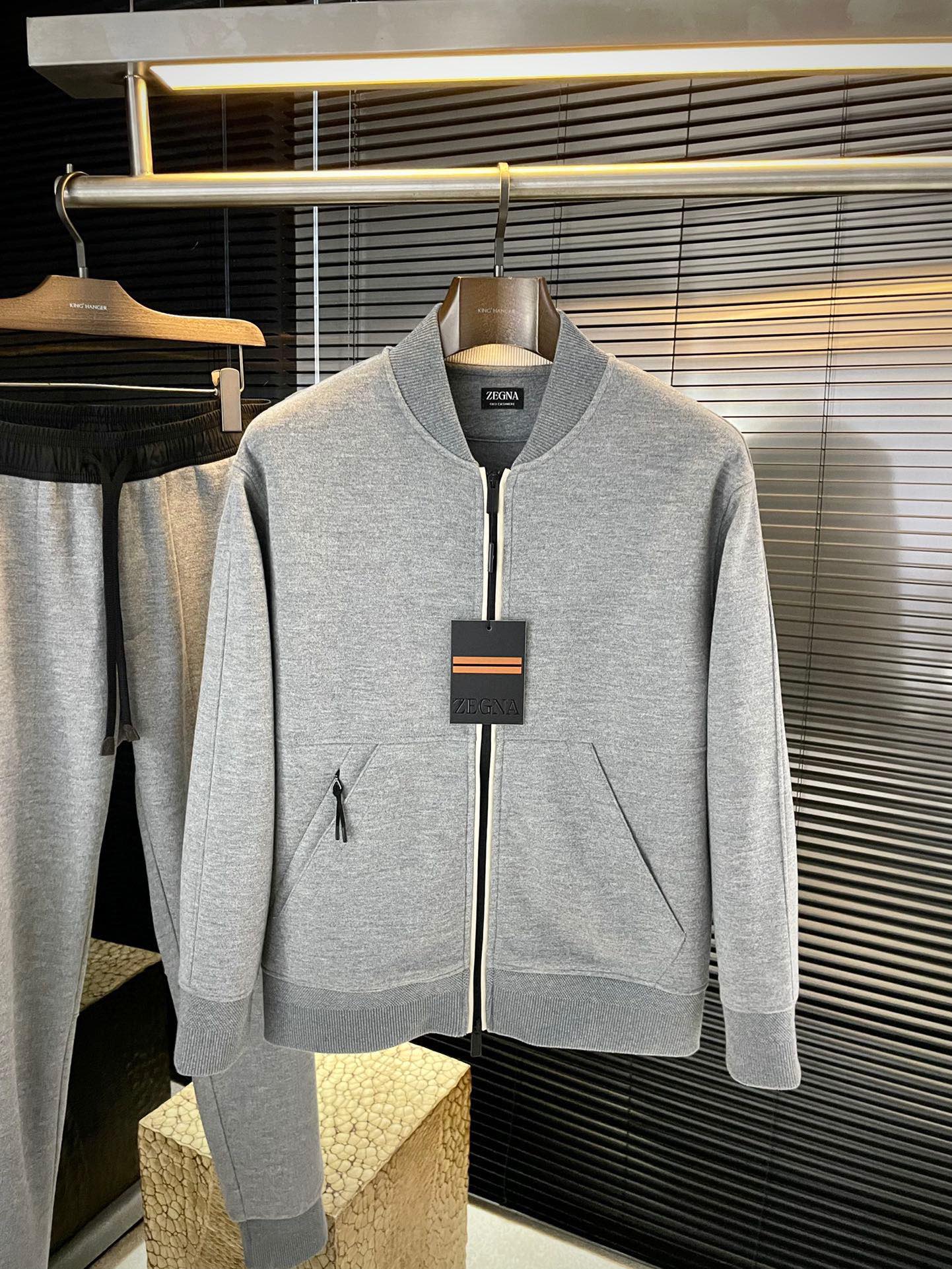 NO:684425,P Z Zegn is highly recommended!  2025 autumn and winter new products are on sale simultaneously on the official website. Simple and elegant jacket. Imported original high-quality cotton fabric. The drape and luster are definitely uplifting. The placket design is more youthful and energetic. The workmanship is neat and smooth. All hardware accessories are supplied by customers. Top accessories with logo. At first glance, it is high-end fabrics. This fabric is custom-woven. It is a good product from a regular factory. There is nothing picky about it. This kind of jacket is for regular wear and is very practical. Size  48-56,,zegna,jackets & coats,jackets & coats,19860909P Z Zegn（杰尼亚）重磅推荐！2025秋冬新品 官网同步发售 简约大方夹克 进口原版高品质棉质面料,垂度和光泽绝对是提气,门襟设计 更显青春活力,车工走线整齐平整,所有五金附料都是客供带logo顶级配件 一看就是高档的面料 这种面料都是定织的 正规大厂途径出来的好货,无任何有挑剔的地方 这样的一件外套属于常备常穿的,实用性很强.尺码 48-56,,zegna,jackets & coats,jackets & coats,,Men's clothing