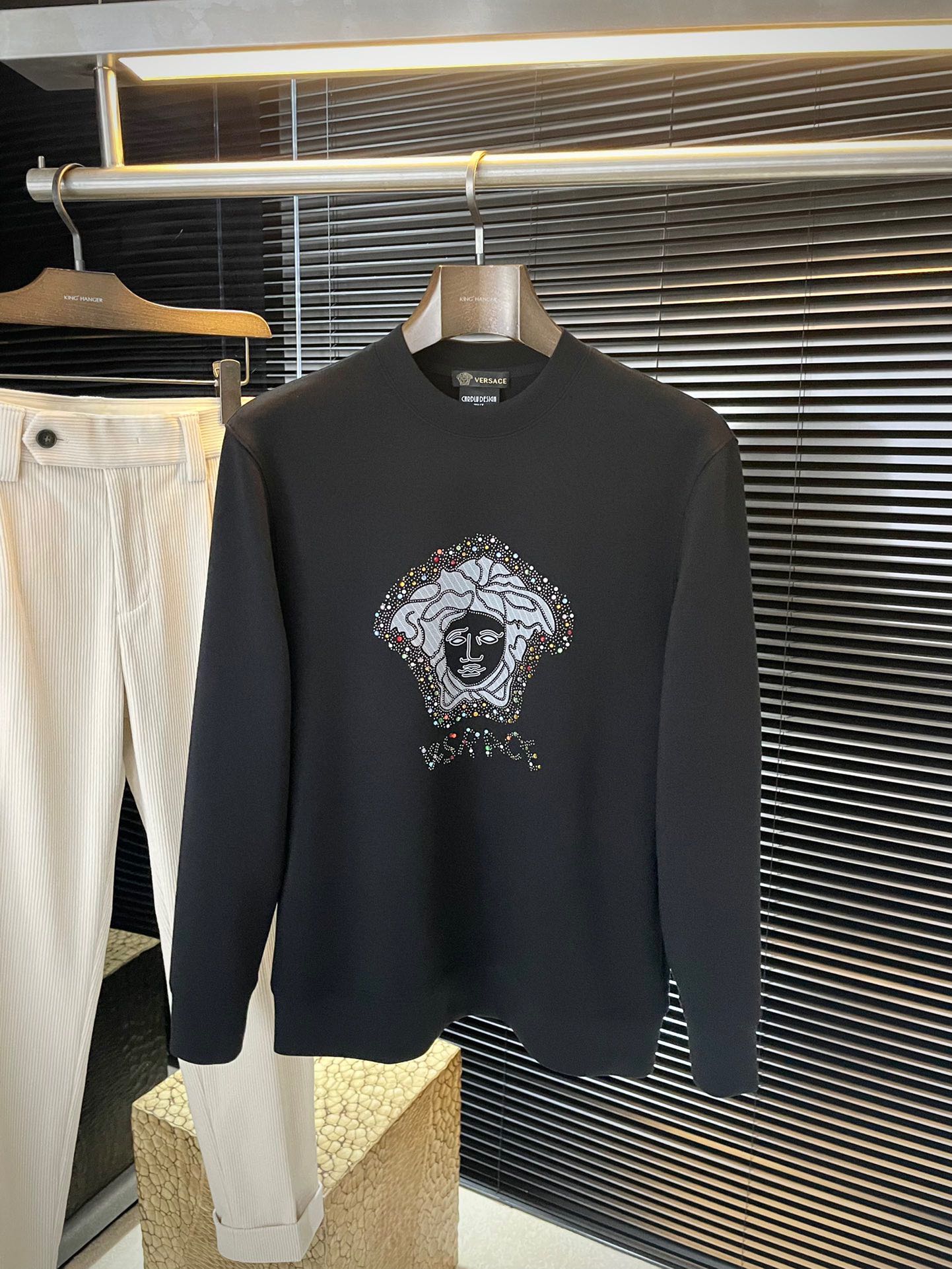 NO:684394,P Versac (Versace) 2025 new autumn style, the latest sweatshirts at the counter. The original version is casual and versatile, with a casual and lazy style. Customized original modal fabric, which is extremely comfortable. High-end atmosphere, does it have the taste of autumn, the first choice. Size M-3XL purchasing level...,,versace,versace,hoodie,sweatshirts,19860909P  Versac（范思哲）2025秋季新款,专柜最新卫衣 原版版型上身休闲百搭、随性慵懒范,定制原版莫代尔面料,舒适感爆棚.高端大气,秋天的味道有没有,首选 .码数 M-3XL 代购级别……,,versace,versace,hoodie,sweatshirts,,Men's clothing