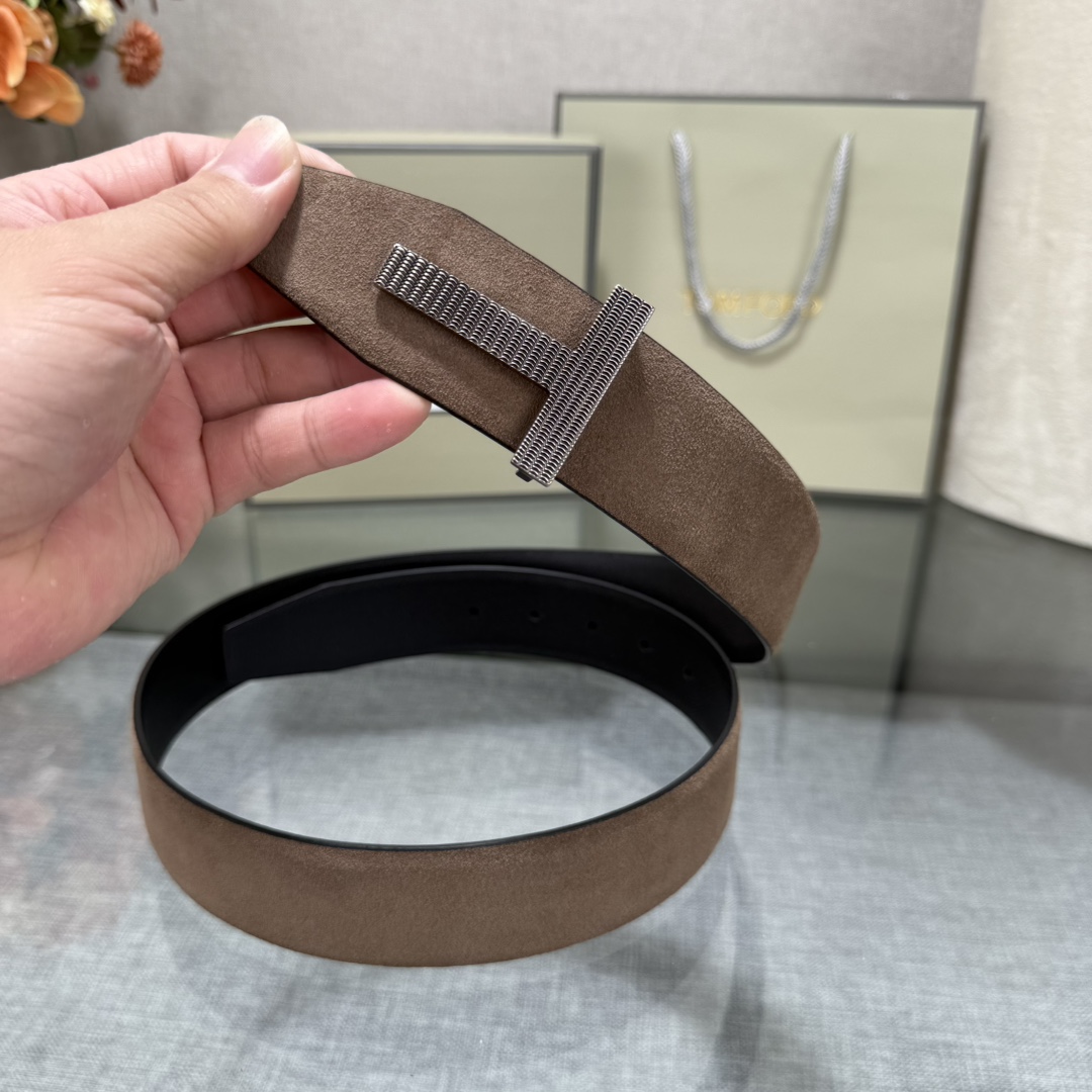 汤姆福特最新网红爆款双面头层牛皮专柜同步3.8宽新款上市了，原版牛皮，搭配铜扣，优雅，大方用的方便。谢谢