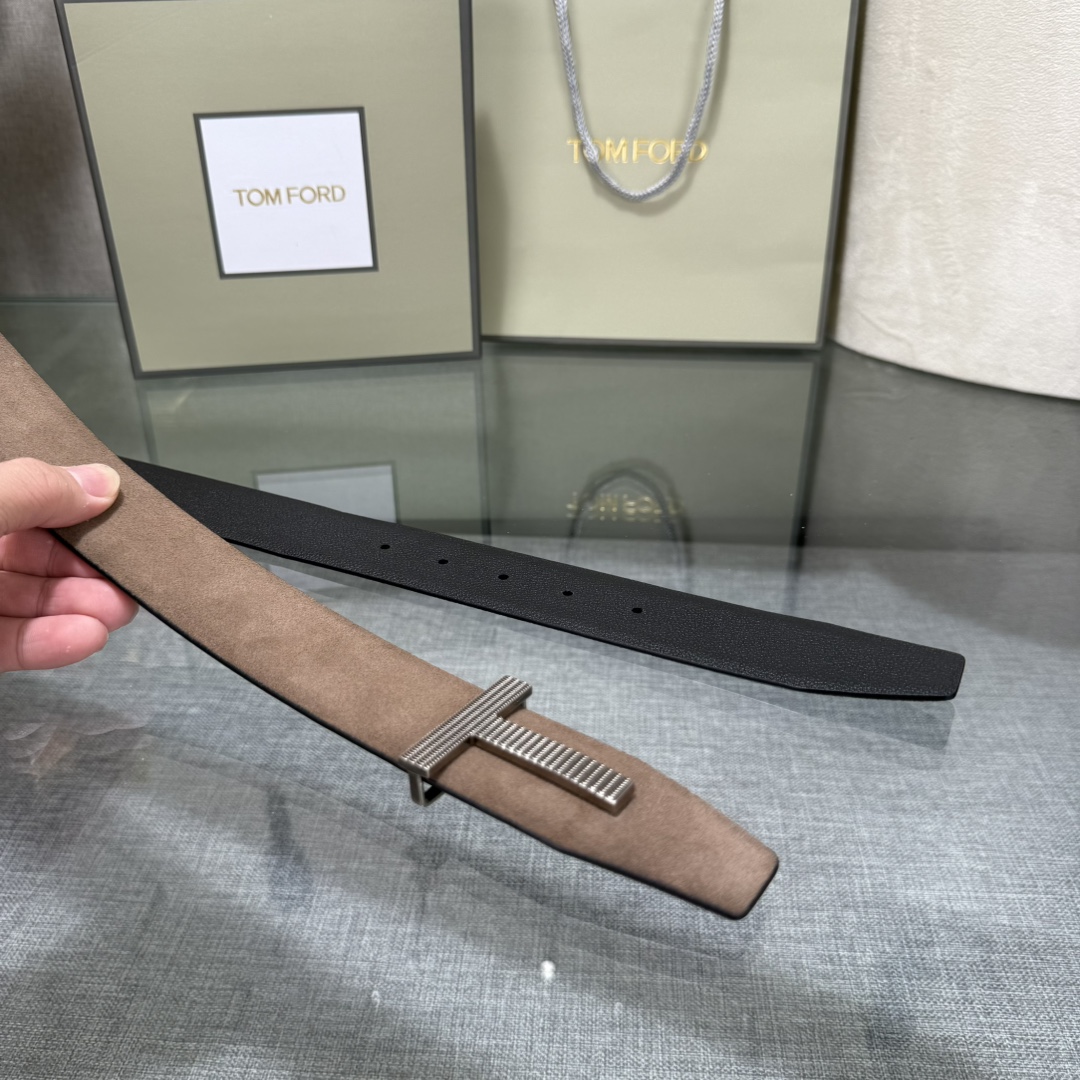 汤姆福特最新网红爆款双面头层牛皮专柜同步3.8宽新款上市了，原版牛皮，搭配铜扣，优雅，大方用的方便。谢谢