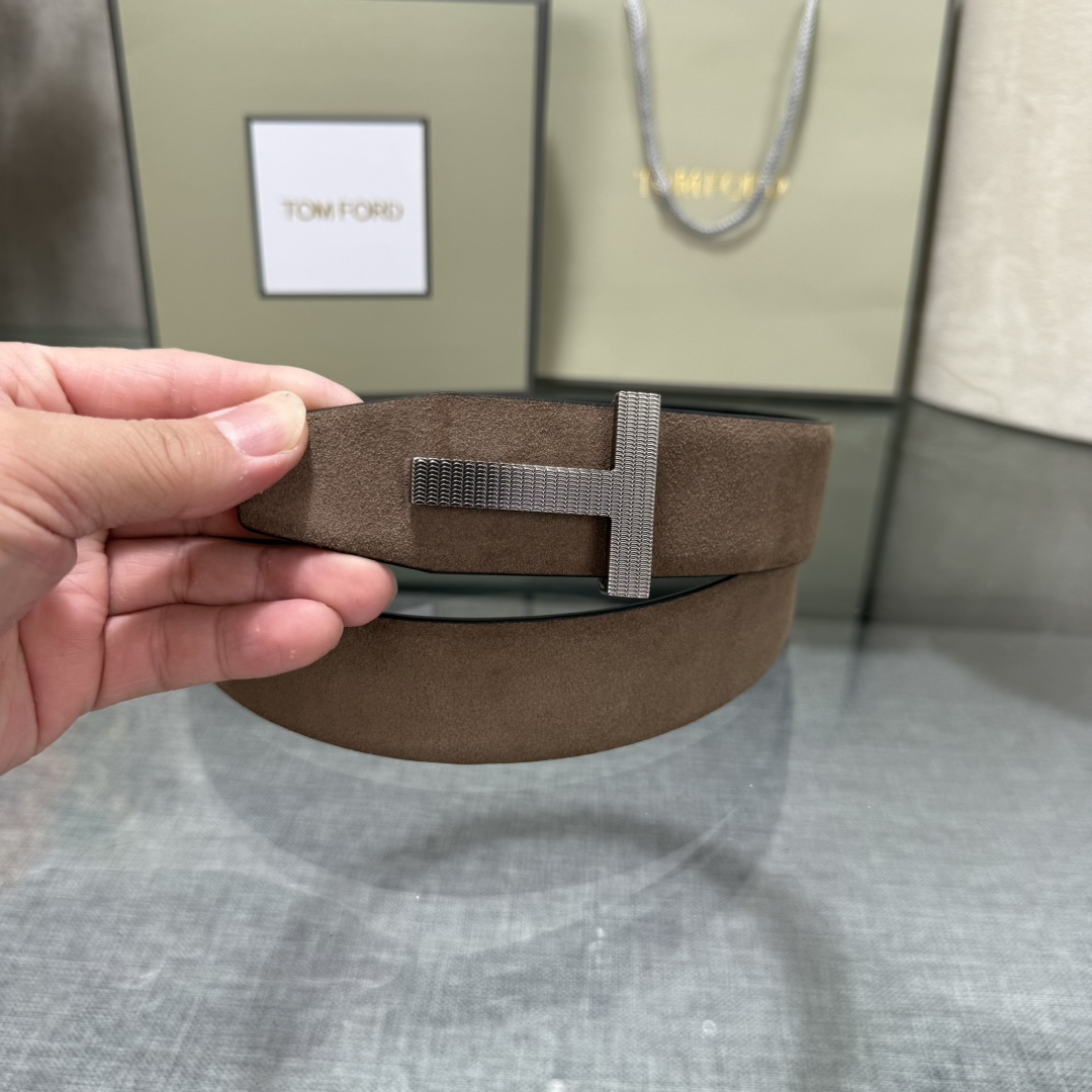 汤姆福特最新网红爆款双面头层牛皮专柜同步3.8宽新款上市了，原版牛皮，搭配铜扣，优雅，大方用的方便。谢谢