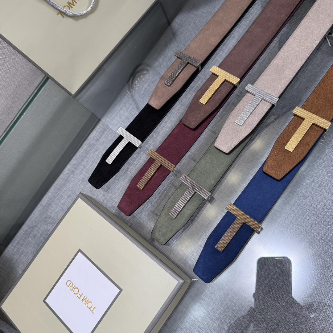 汤姆福特最新网红爆款双面头层牛皮专柜同步3.8宽新款上市了，原版牛皮，搭配铜扣，优雅，大方用的方便。谢谢